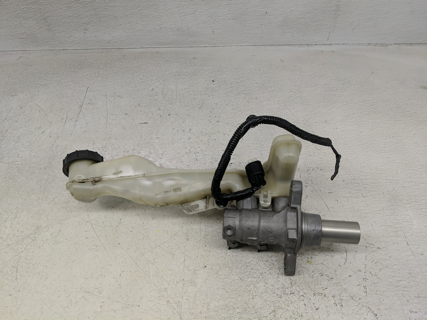 2015-2020 Ford Edge Brake Master Cylinder - Oemusedautoparts1.com