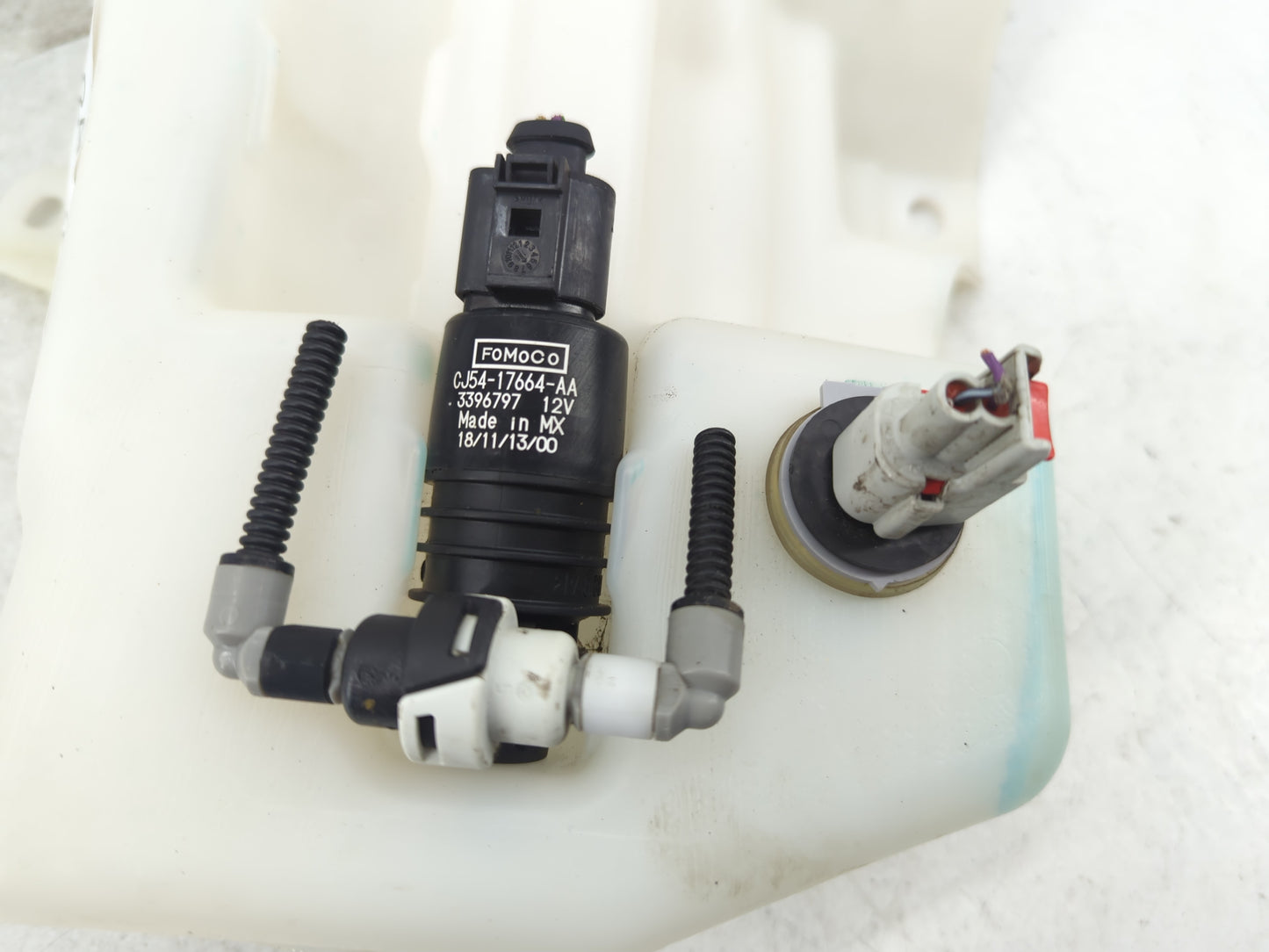 2015-2019 Ford Escape Windshield Washer Fluid Reservoir Bottle Oem - Oemusedautoparts1.com