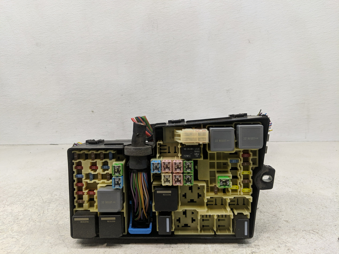 2019 Ford Escape Fusebox Fuse Box Panel Relay Module P/N:GJ7T-14A076-CA AV6T-14A067-AD Fits OEM Used Auto Parts - Oemusedaut
