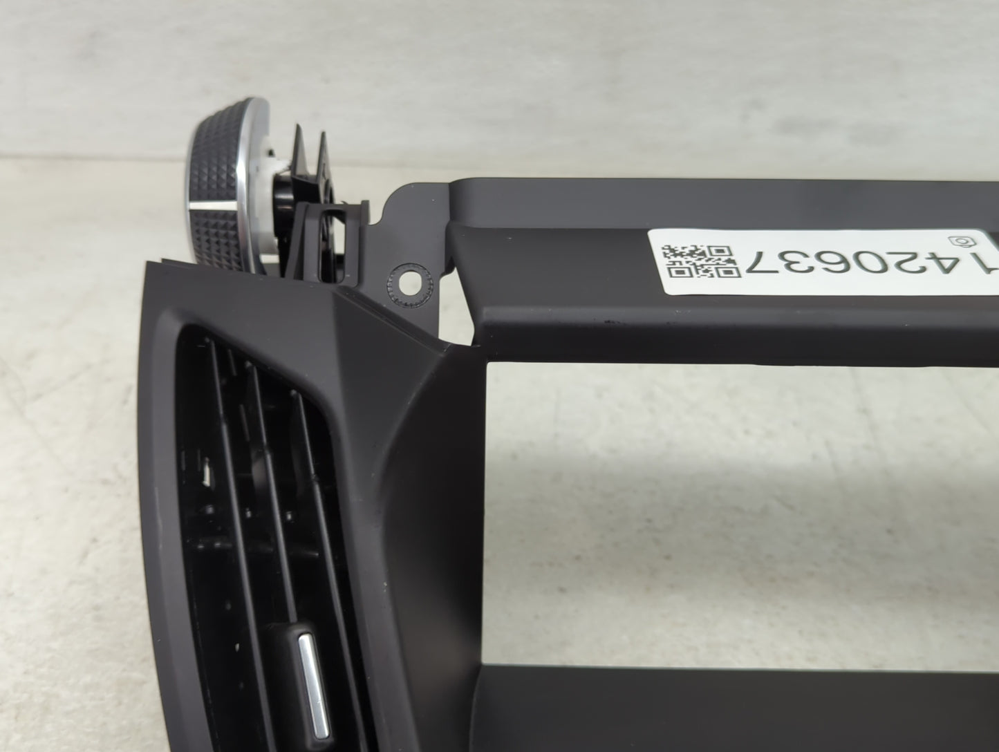 2019 Ford Escape Information Radio Display Screen Bezel Vents Black - Oemusedautoparts1.com