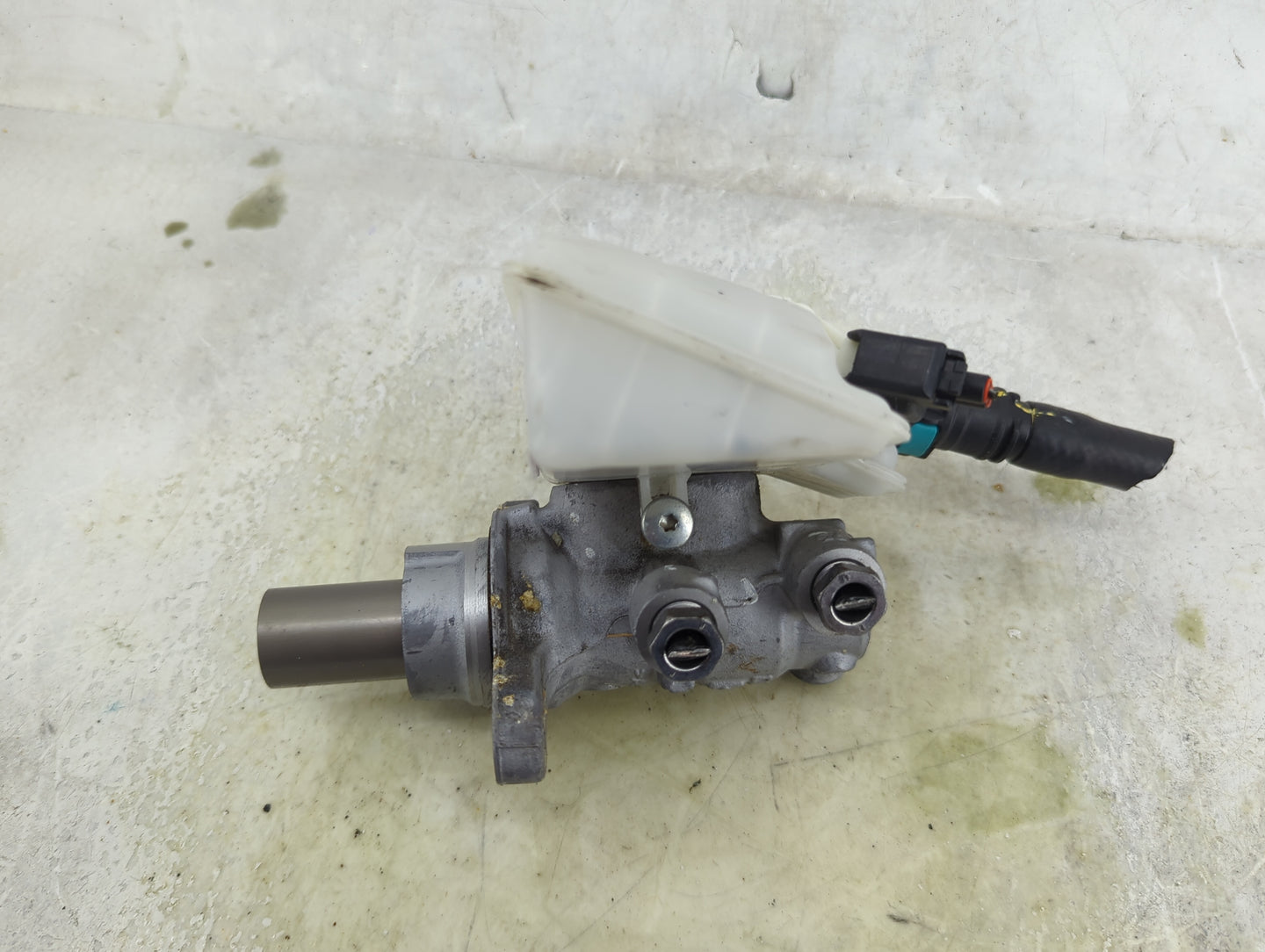2013-2019 Ford Escape Brake Master Cylinder 1490693 - Oemusedautoparts1.com