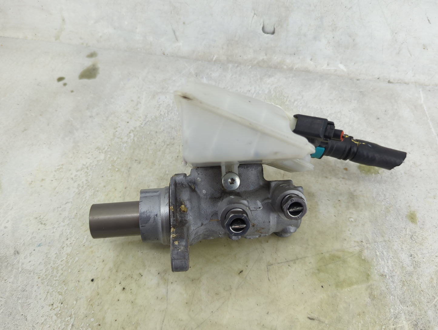 2013-2019 Ford Escape Brake Master Cylinder 1490693 - Oemusedautoparts1.com