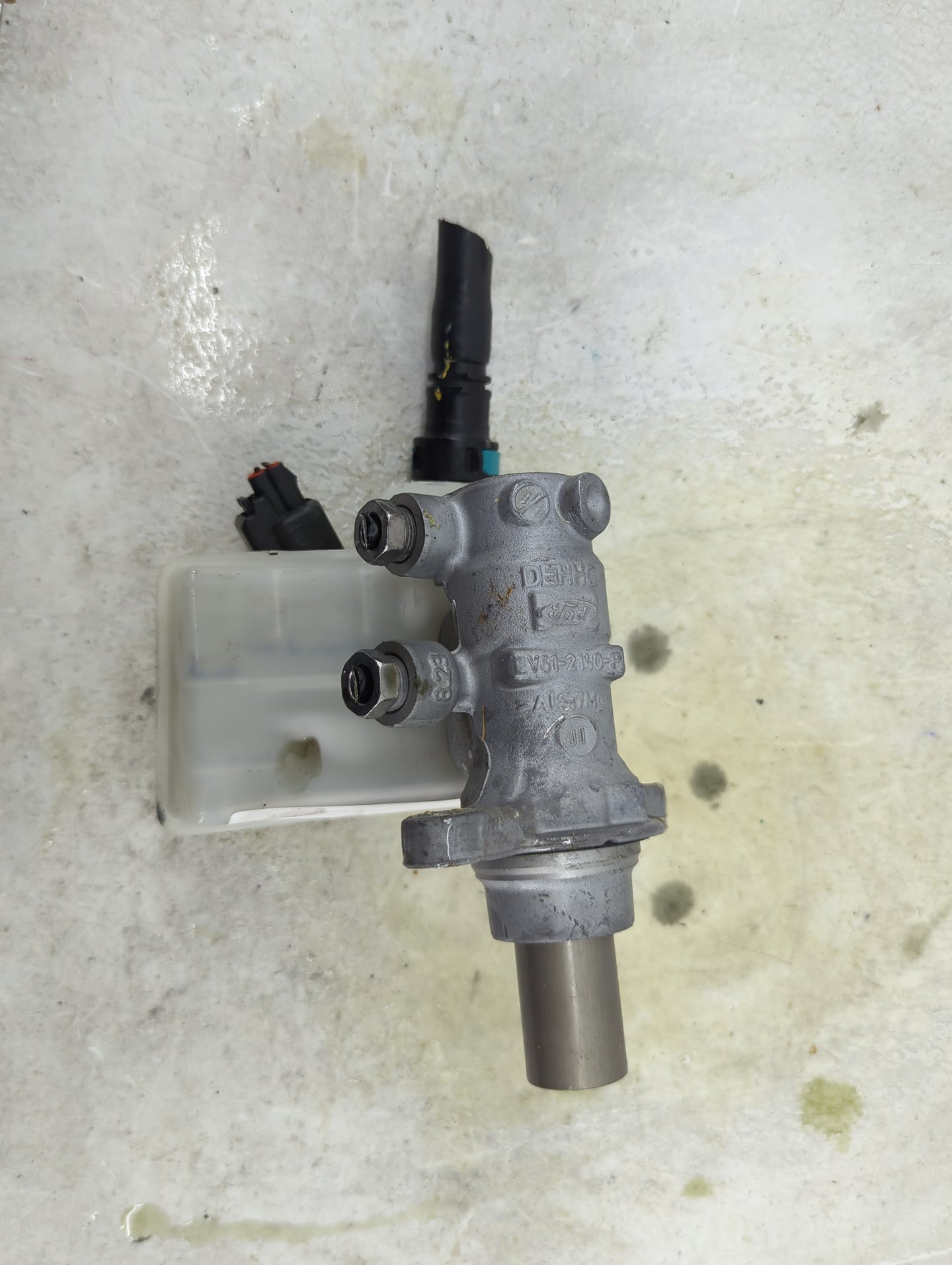 2013-2019 Ford Escape Brake Master Cylinder 1490693 - Oemusedautoparts1.com