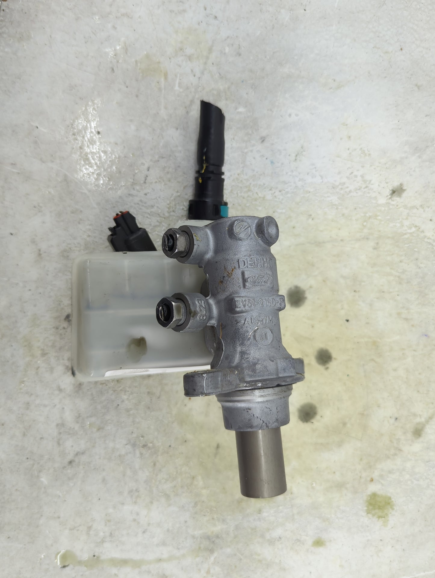 2013-2019 Ford Escape Brake Master Cylinder 1490693 - Oemusedautoparts1.com