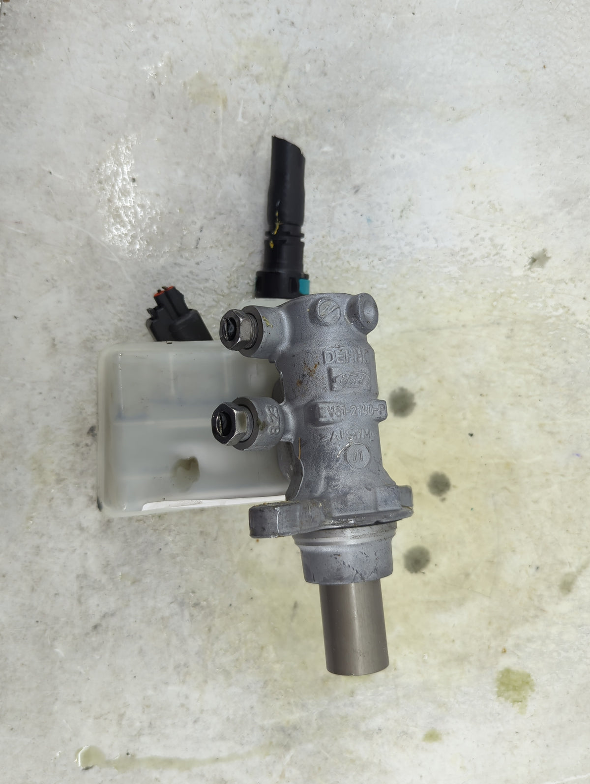 2013-2019 Ford Escape Brake Master Cylinder 1490693 - Oemusedautoparts1.com