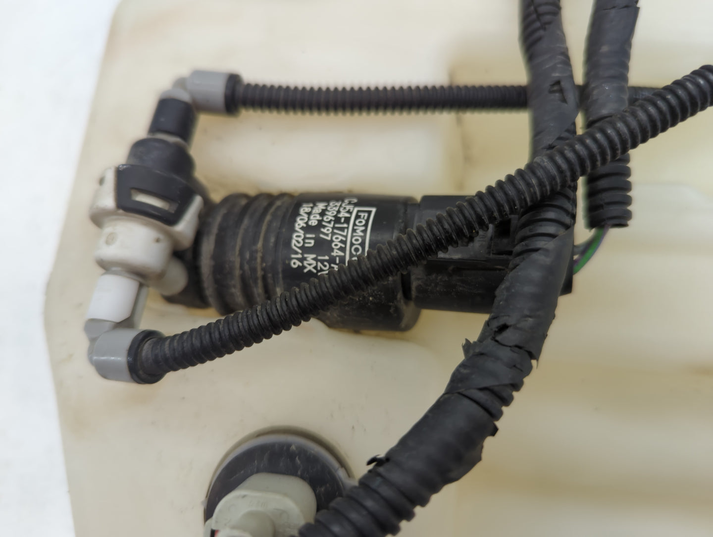 2015-2019 Ford Escape Windshield Washer Fluid Reservoir Bottle Oem - Oemusedautoparts1.com