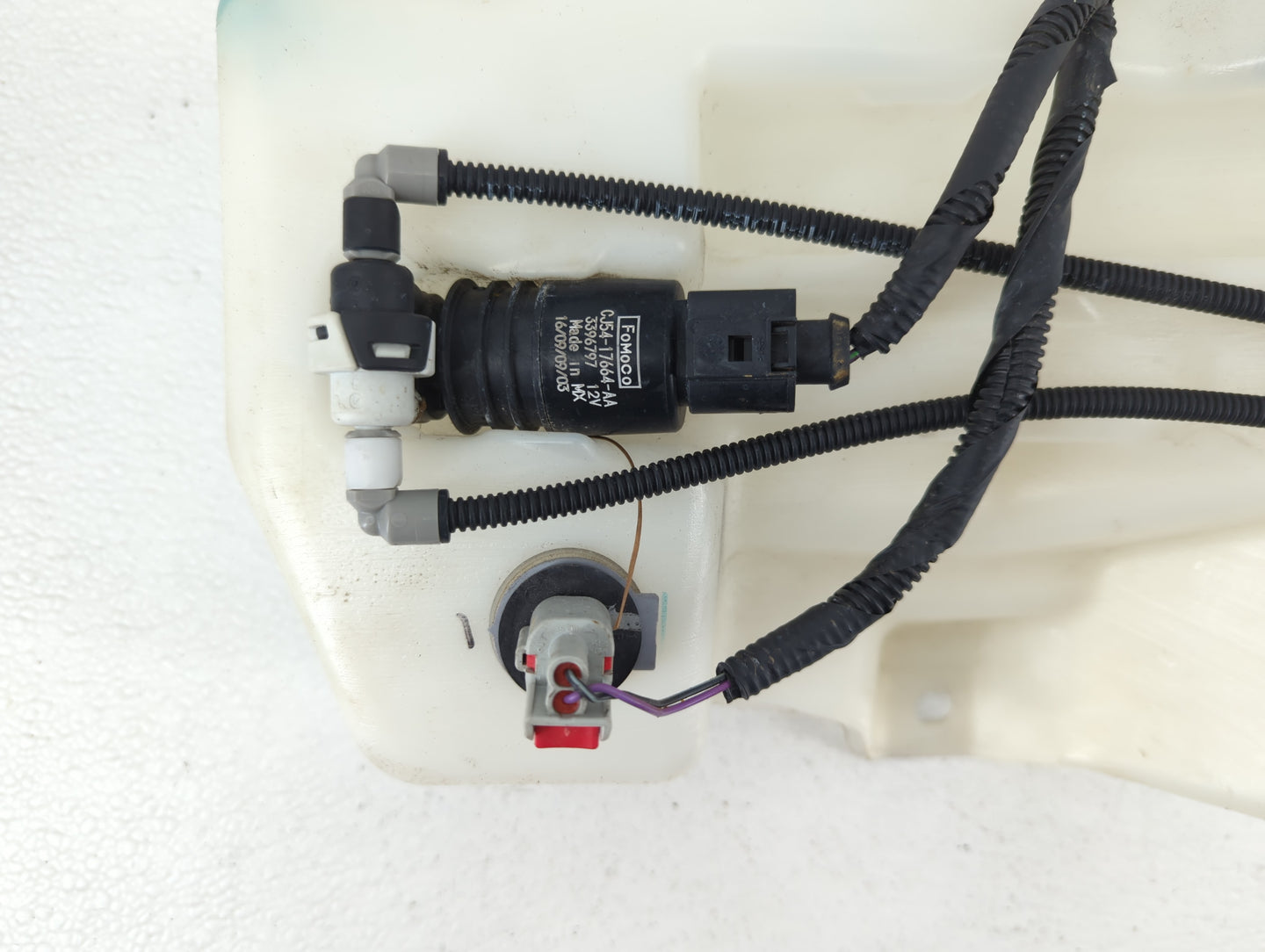 2015-2019 Ford Escape Windshield Washer Fluid Reservoir Bottle Oem - Oemusedautoparts1.com