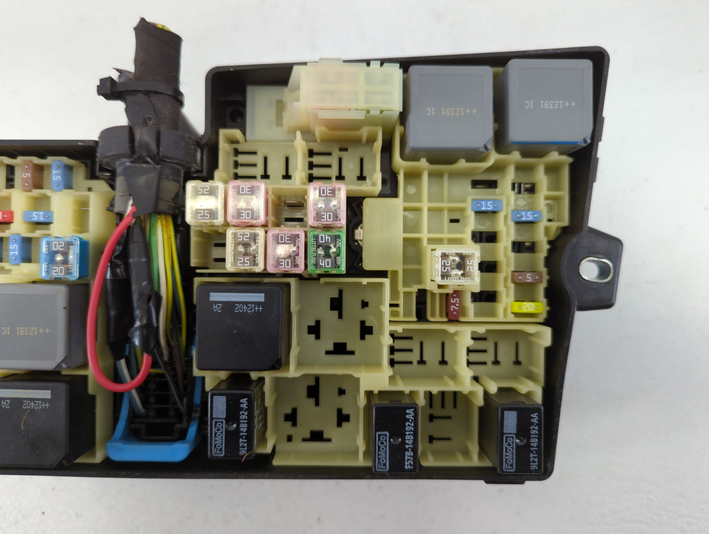2019 Ford Escape Fusebox Fuse Box Panel Relay Module P/N:E00027328 AV6T-14A067-AD, AV6T-14A142-AB Fits OEM Used Auto Parts -