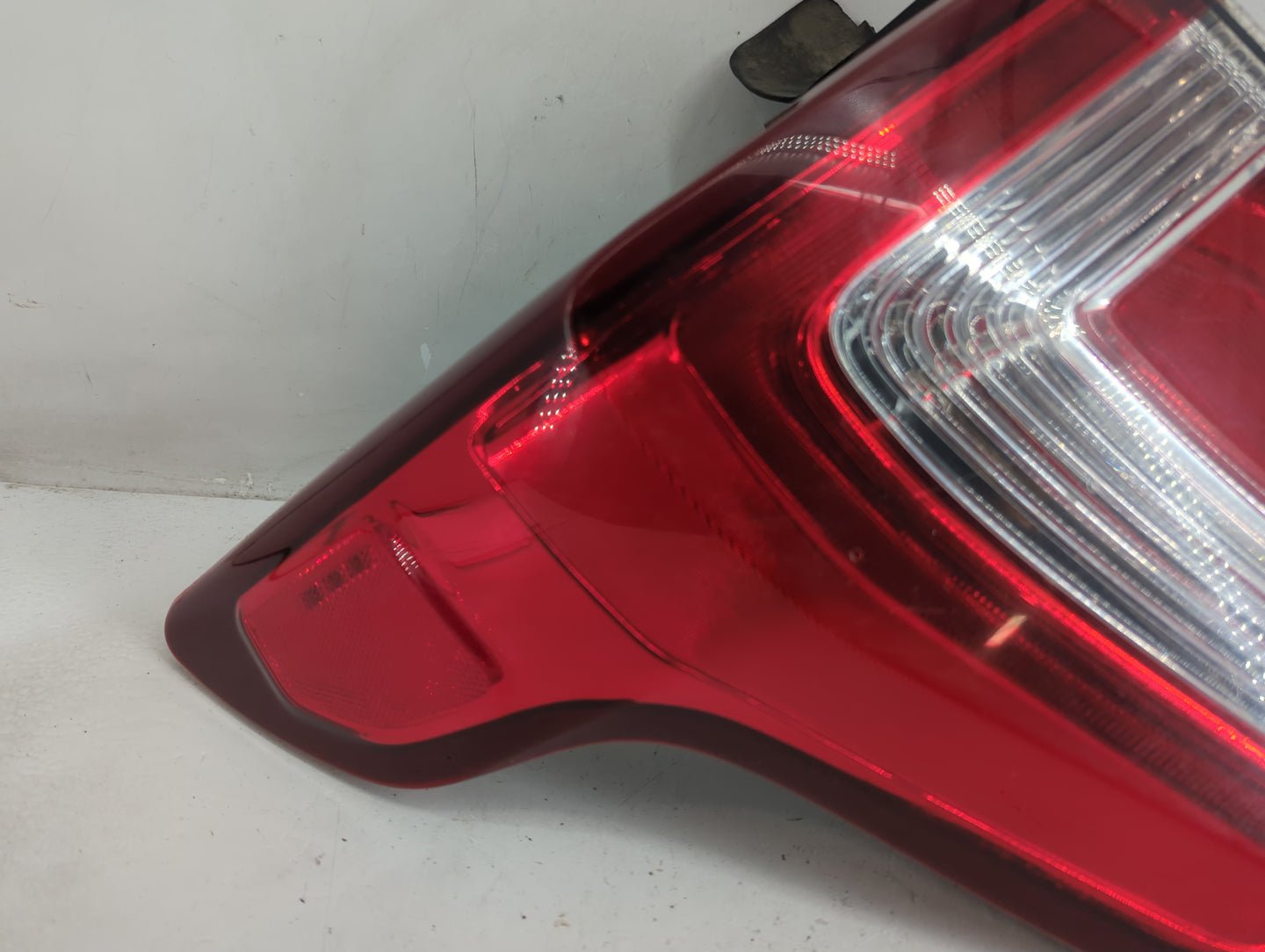 2019 Ford Explorer Tail Light Assembly Driver Left OEM P/N:FB53-13B505-C FB53-13B505-B, FB53-13B505-A Fits OEM Used Auto Par