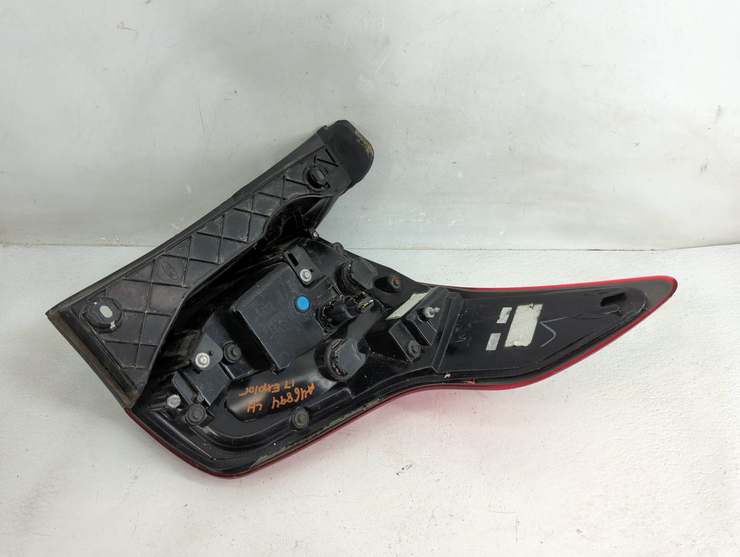 2019 Ford Explorer Tail Light Assembly Driver Left OEM P/N:FB53-13B505-C FB53-13B505-B, FB53-13B505-A Fits OEM Used Auto Par