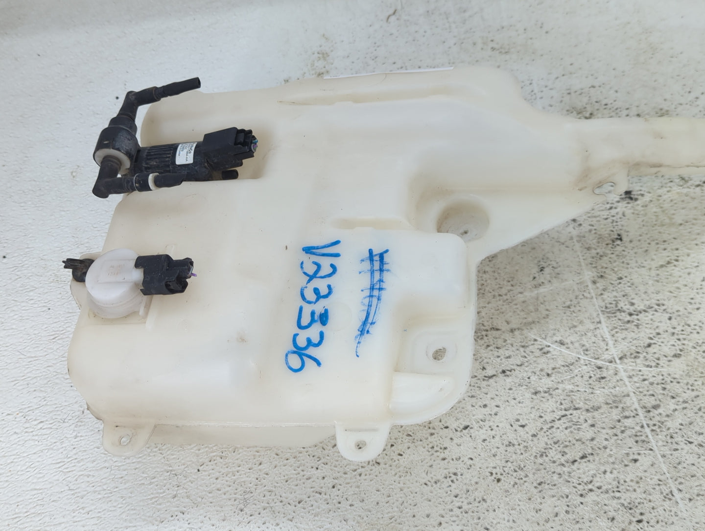 2016-2019 Ford Explorer Windshield Washer Fluid Reservoir Bottle Oem - Oemusedautoparts1.com