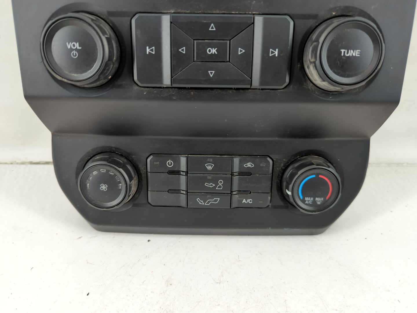2019-2020 Ford F-150 Radio AM FM Cd Player Receiver Replacement P/N:KL3T-18E243-ADE Fits Fits 2019 2020 OEM Used Auto Parts 