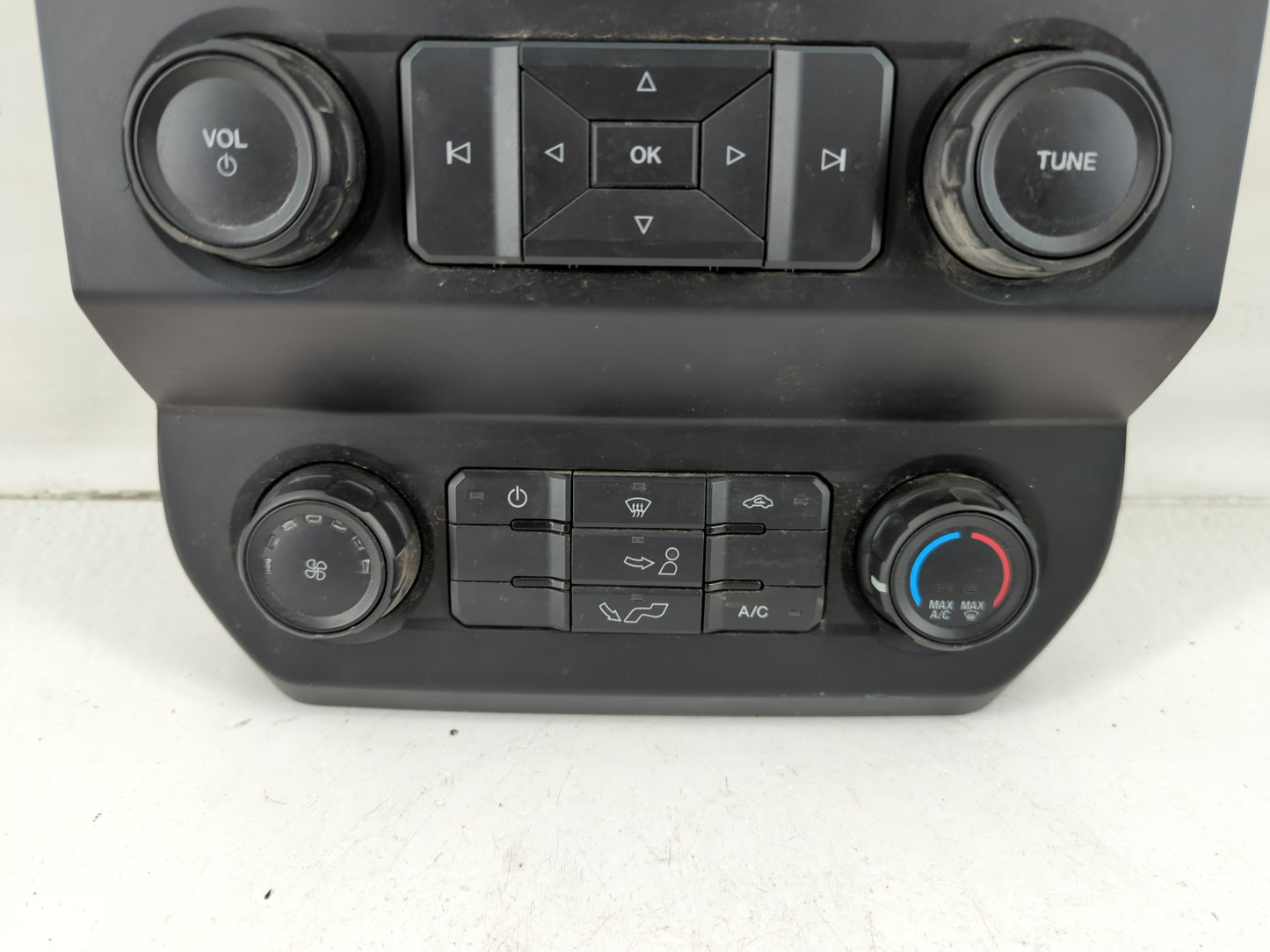 2019-2020 Ford F-150 Radio AM FM Cd Player Receiver Replacement P/N:KL3T-18E243-ADE Fits Fits 2019 2020 OEM Used Auto Parts 