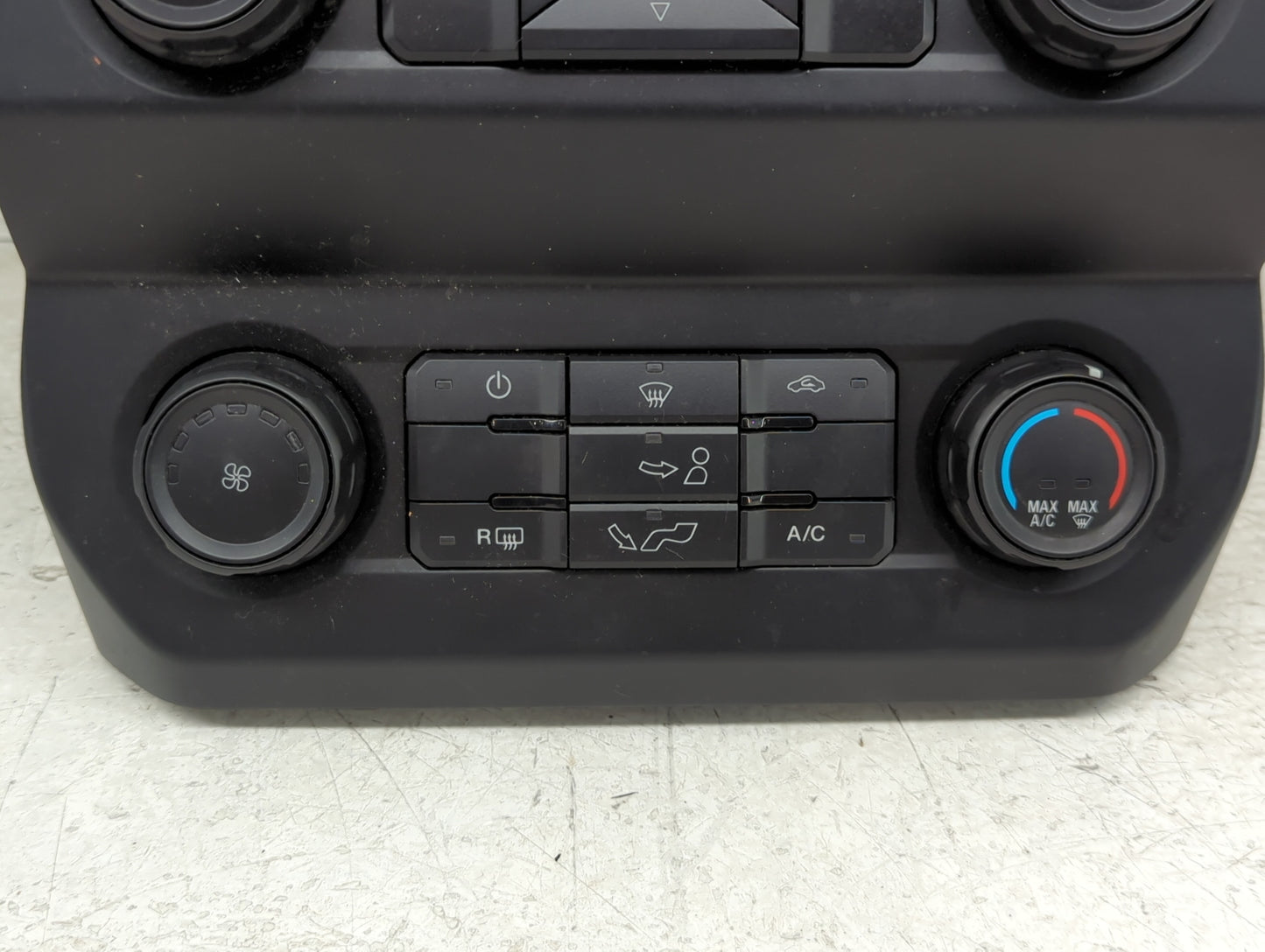 2019-2020 Ford F-150 Radio AM FM Cd Player Receiver Replacement P/N:KL3T-18E243-AFD Fits Fits 2019 2020 OEM Used Auto Parts 