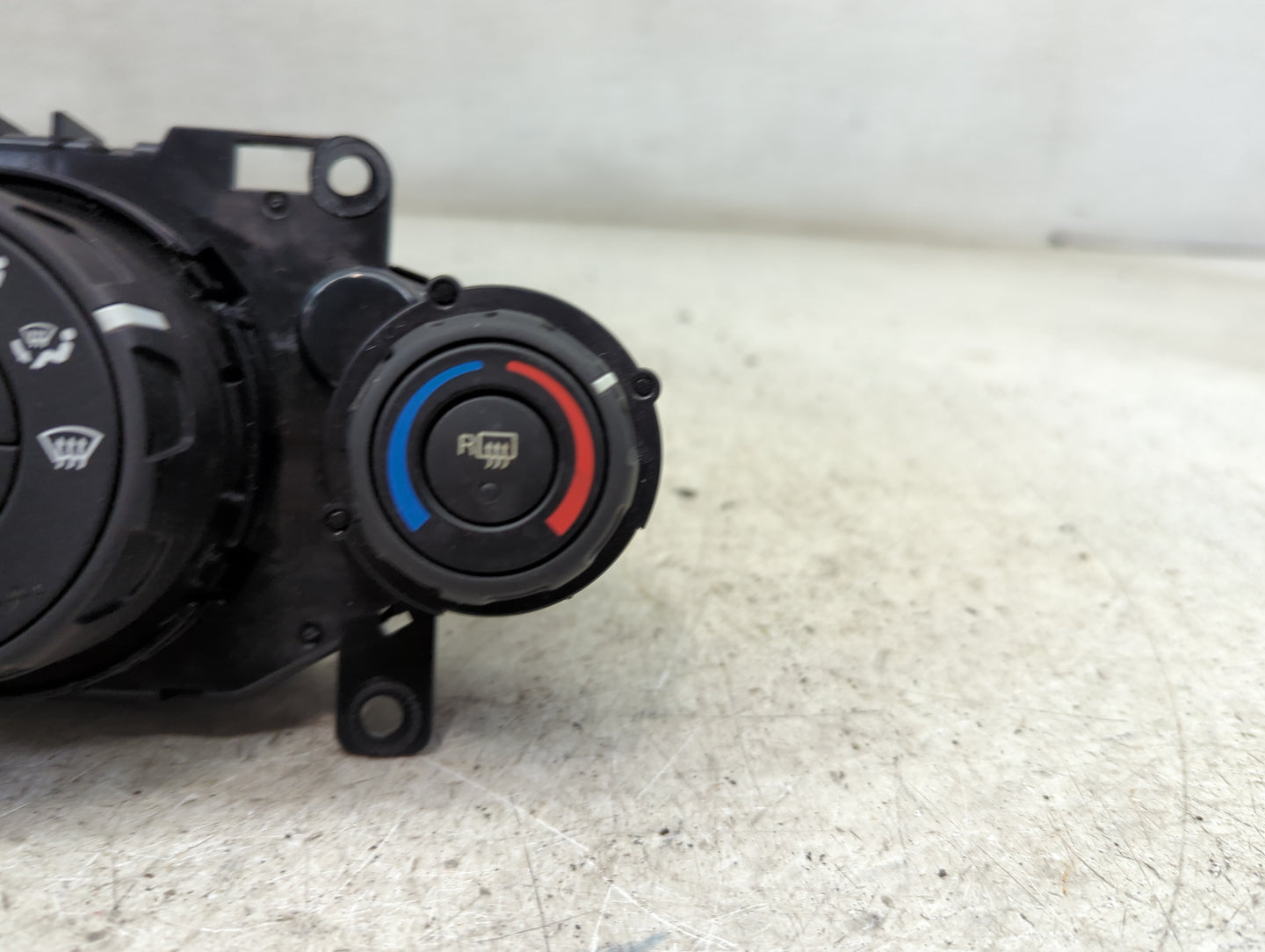 2014-2019 Ford Fiesta Climate Control Module Temperature AC/Heater Replacement P/N:D2BT19980AF Fits OEM Used Auto Parts - Oe
