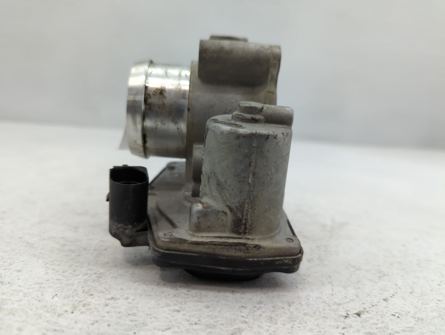 2014-2019 Ford Fiesta Throttle Body P/N:B18 023 2348 CM5G-9F991-GA Fits Fits 2013 2014 2015 2016 2017 2018 2019 OEM Used Aut