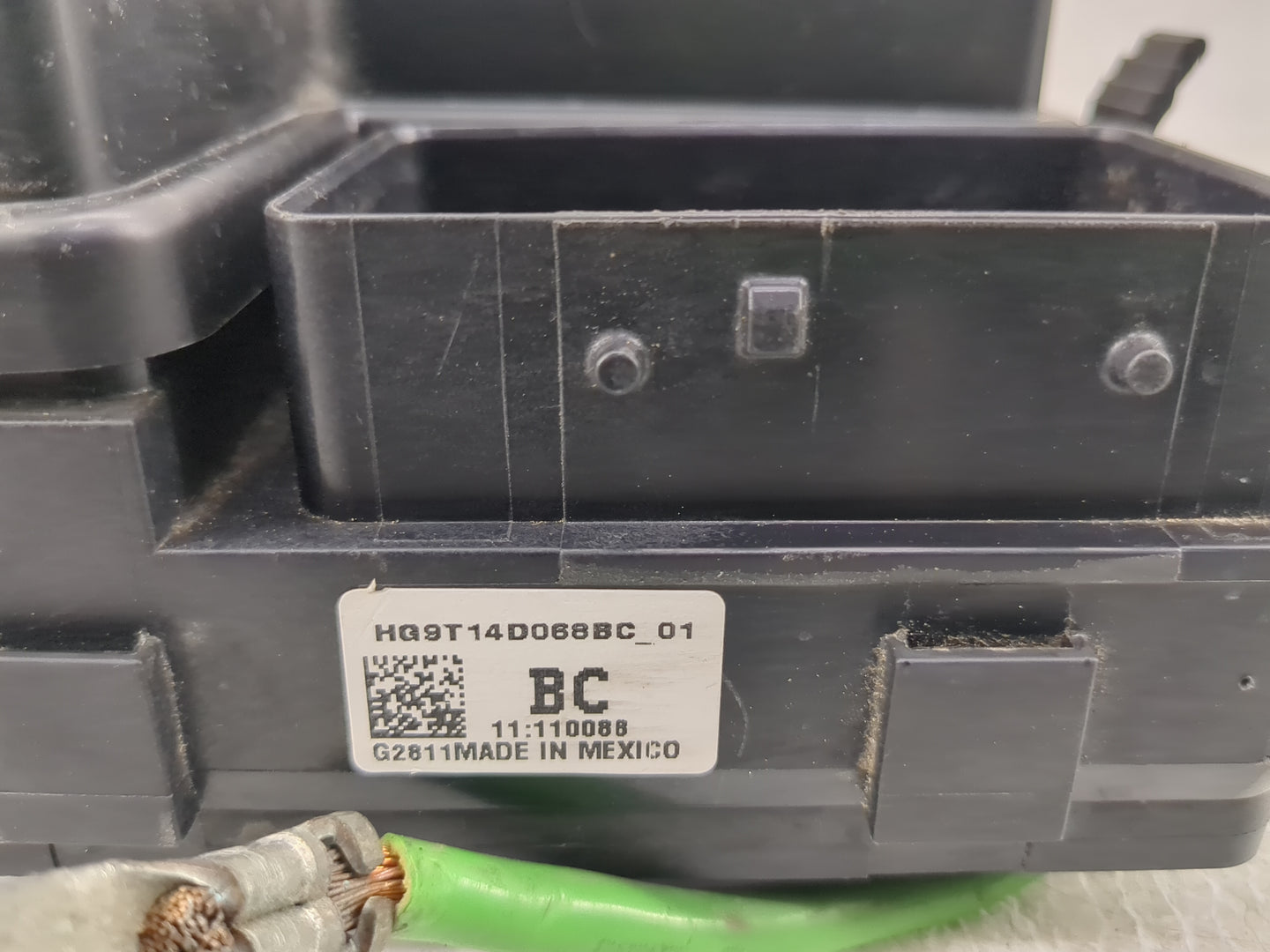 2017-2020 Ford Fusion Fusebox Fuse Box Panel Relay Module P/N:HG9T14D068BC_01 Fits Fits 2017 2018 2019 2020 OEM Used Auto Pa
