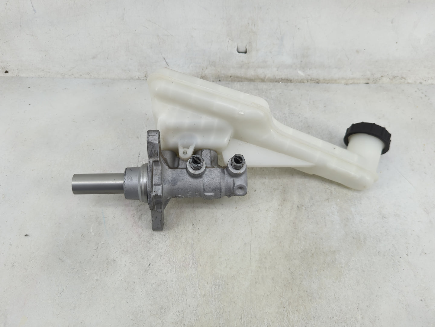2017-2020 Ford Fusion Brake Master Cylinder 1489097 - Oemusedautoparts1.com