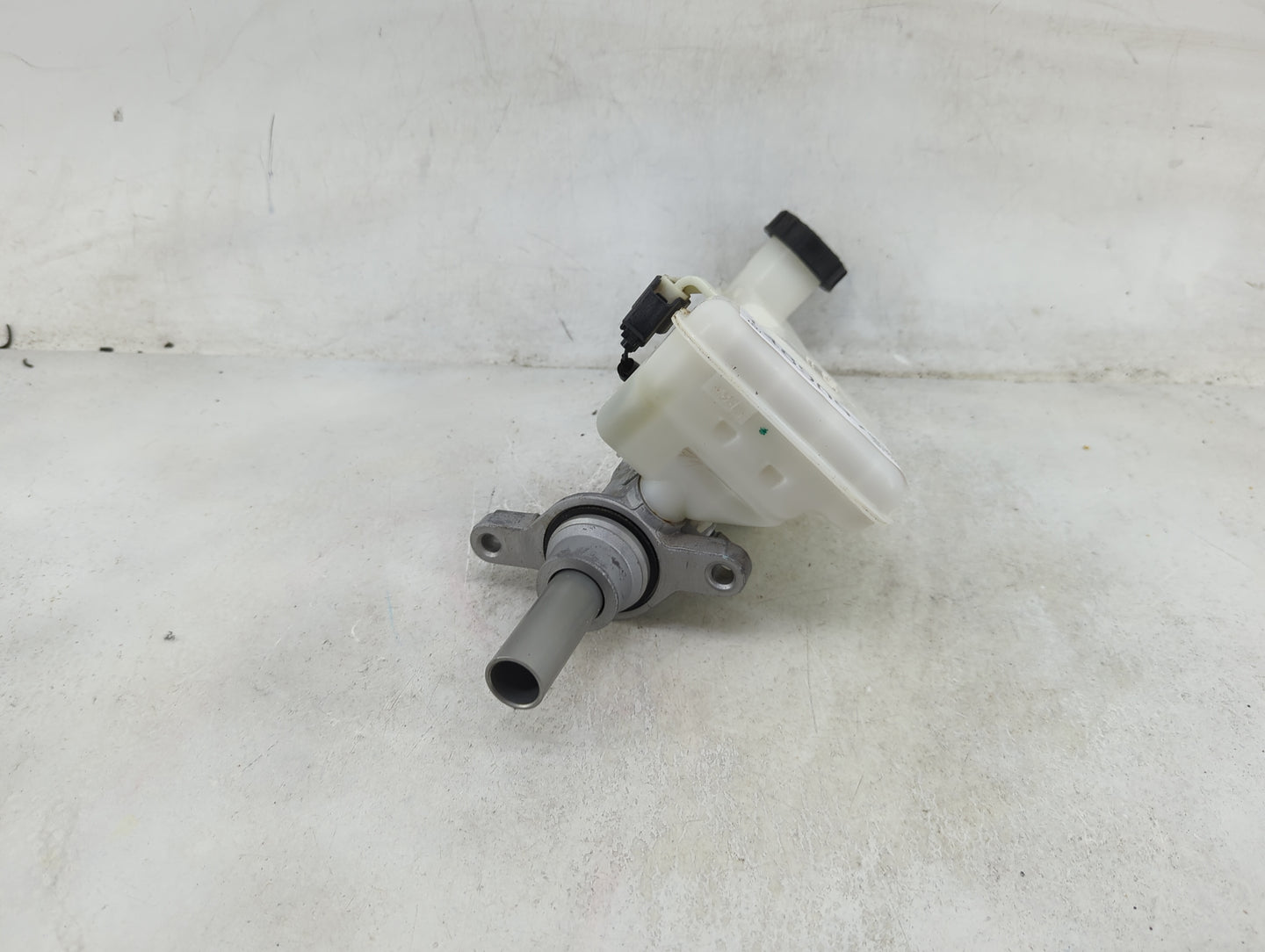 2017-2020 Ford Fusion Brake Master Cylinder 1489097 - Oemusedautoparts1.com