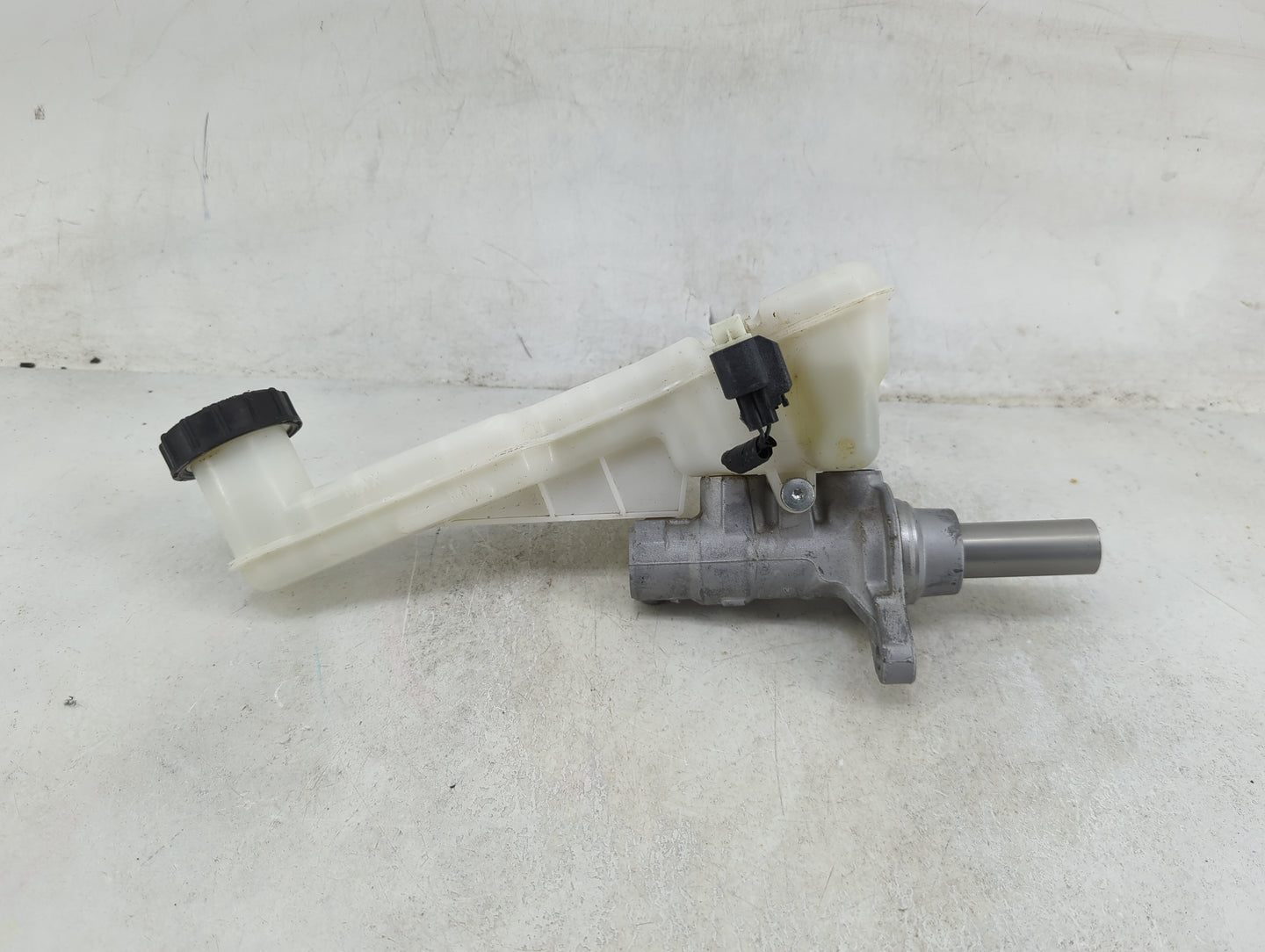 2017-2020 Ford Fusion Brake Master Cylinder 1489097 - Oemusedautoparts1.com