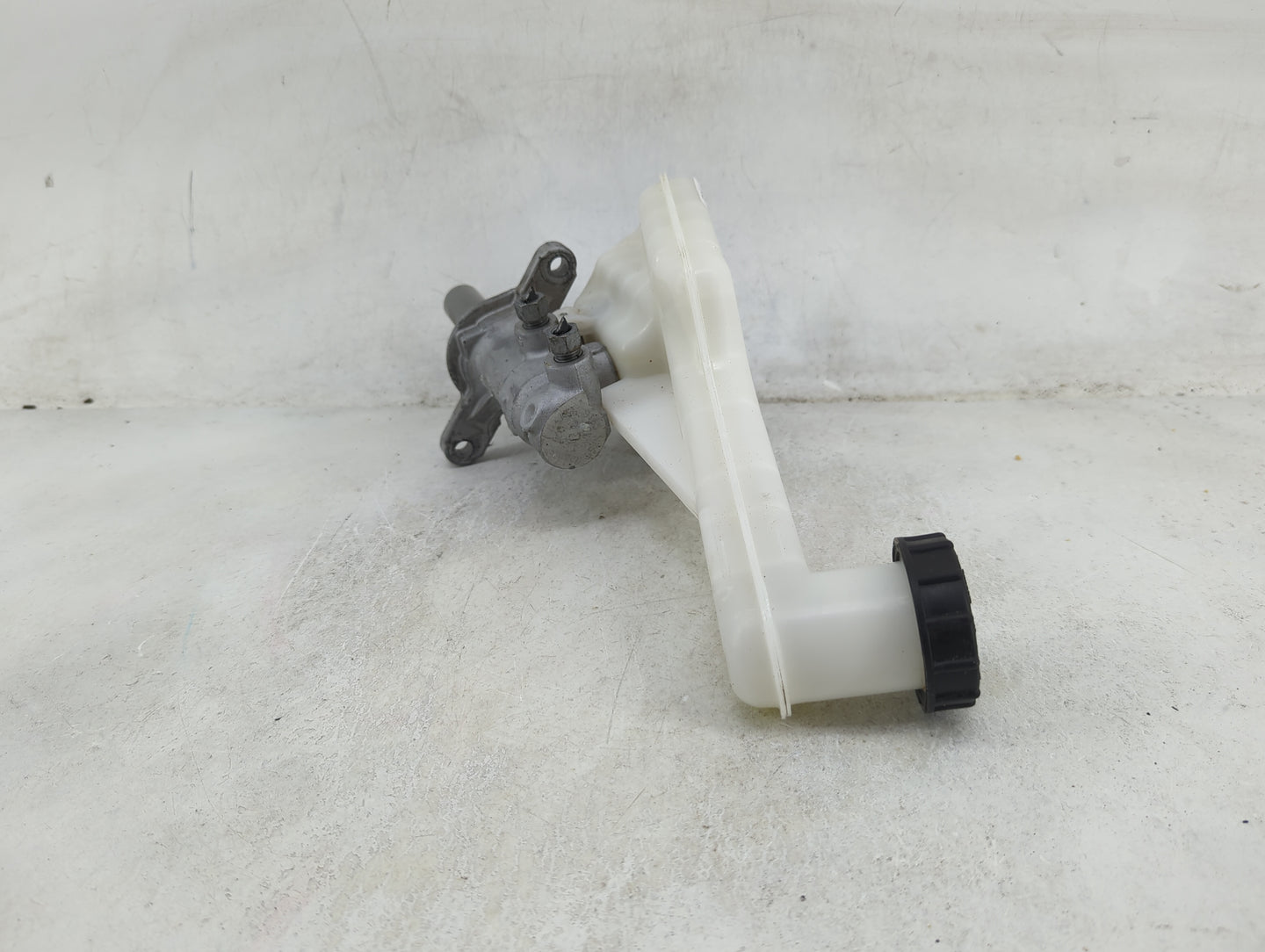 2017-2020 Ford Fusion Brake Master Cylinder 1489097 - Oemusedautoparts1.com