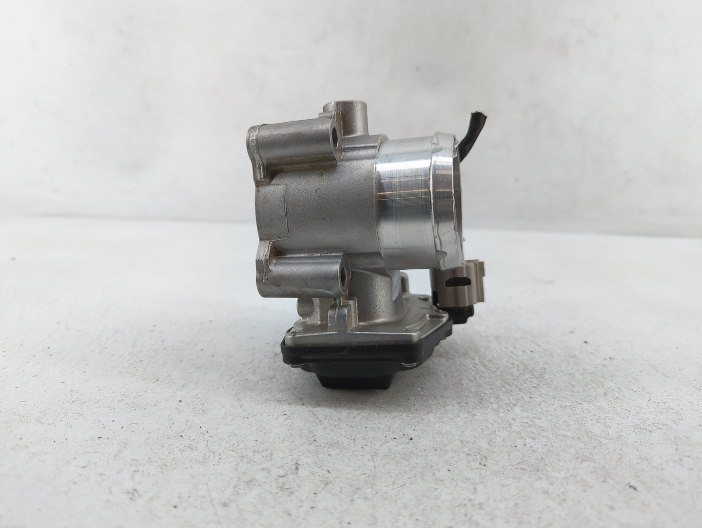 2014-2020 Ford Fusion Throttle Body P/N:DS7G-9F991-CA Fits Fits 2014 2015 2016 2017 2018 2019 2020 OEM Used Auto Parts - Oem