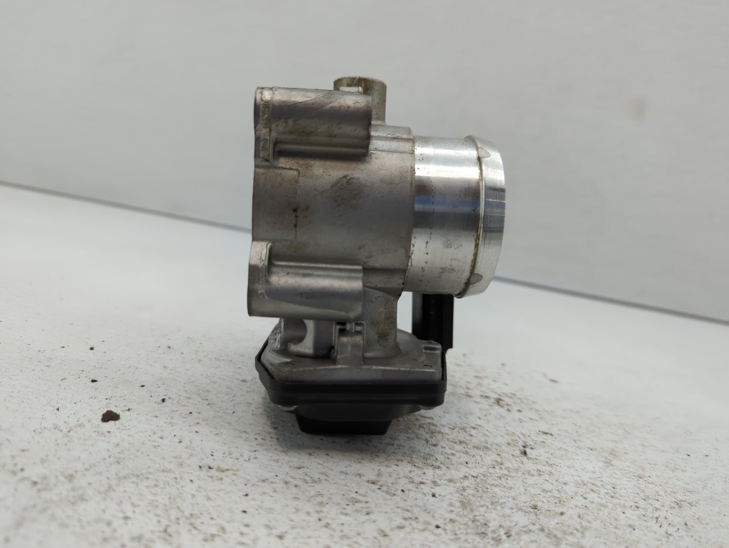 2014-2020 Ford Fusion Throttle Body P/N:DS7G-9F991-CA Fits Fits 2014 2015 2016 2017 2018 2019 2020 OEM Used Auto Parts - Oem
