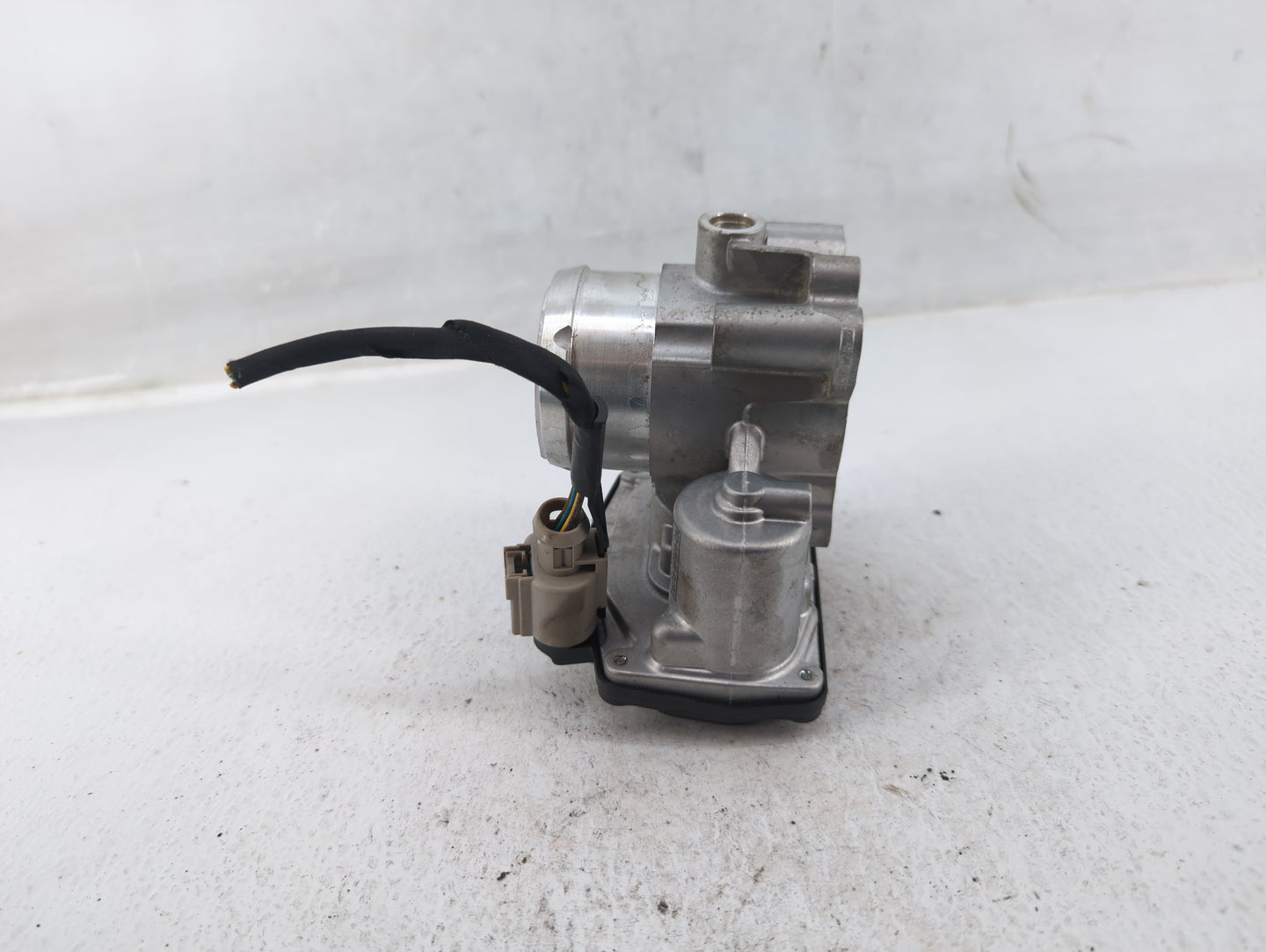 2014-2020 Ford Fusion Throttle Body P/N:DS7G-9F991-CA Fits Fits 2014 2015 2016 2017 2018 2019 2020 OEM Used Auto Parts - Oem