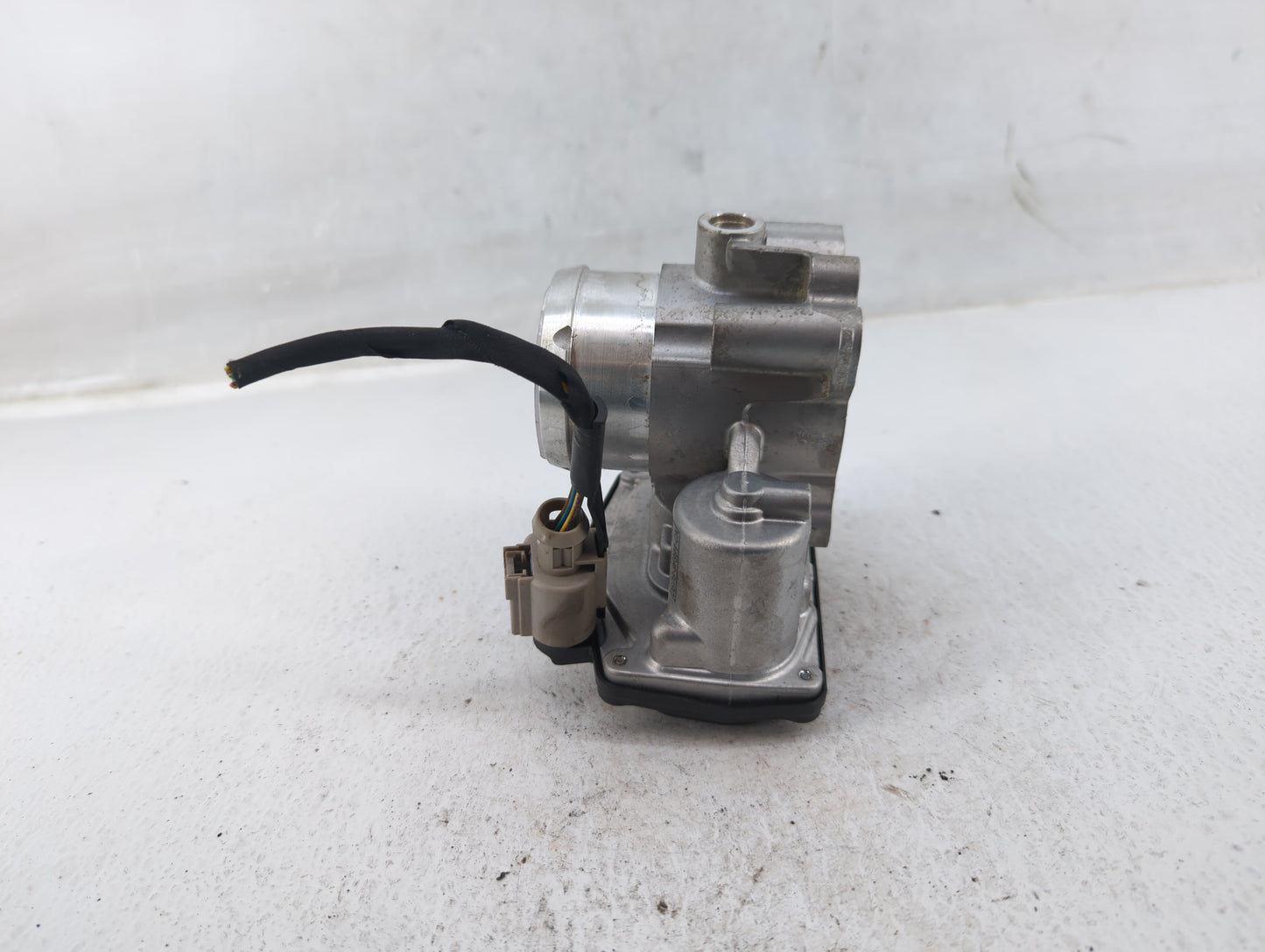 2014-2020 Ford Fusion Throttle Body P/N:DS7G-9F991-CA Fits Fits 2014 2015 2016 2017 2018 2019 2020 OEM Used Auto Parts - Oem