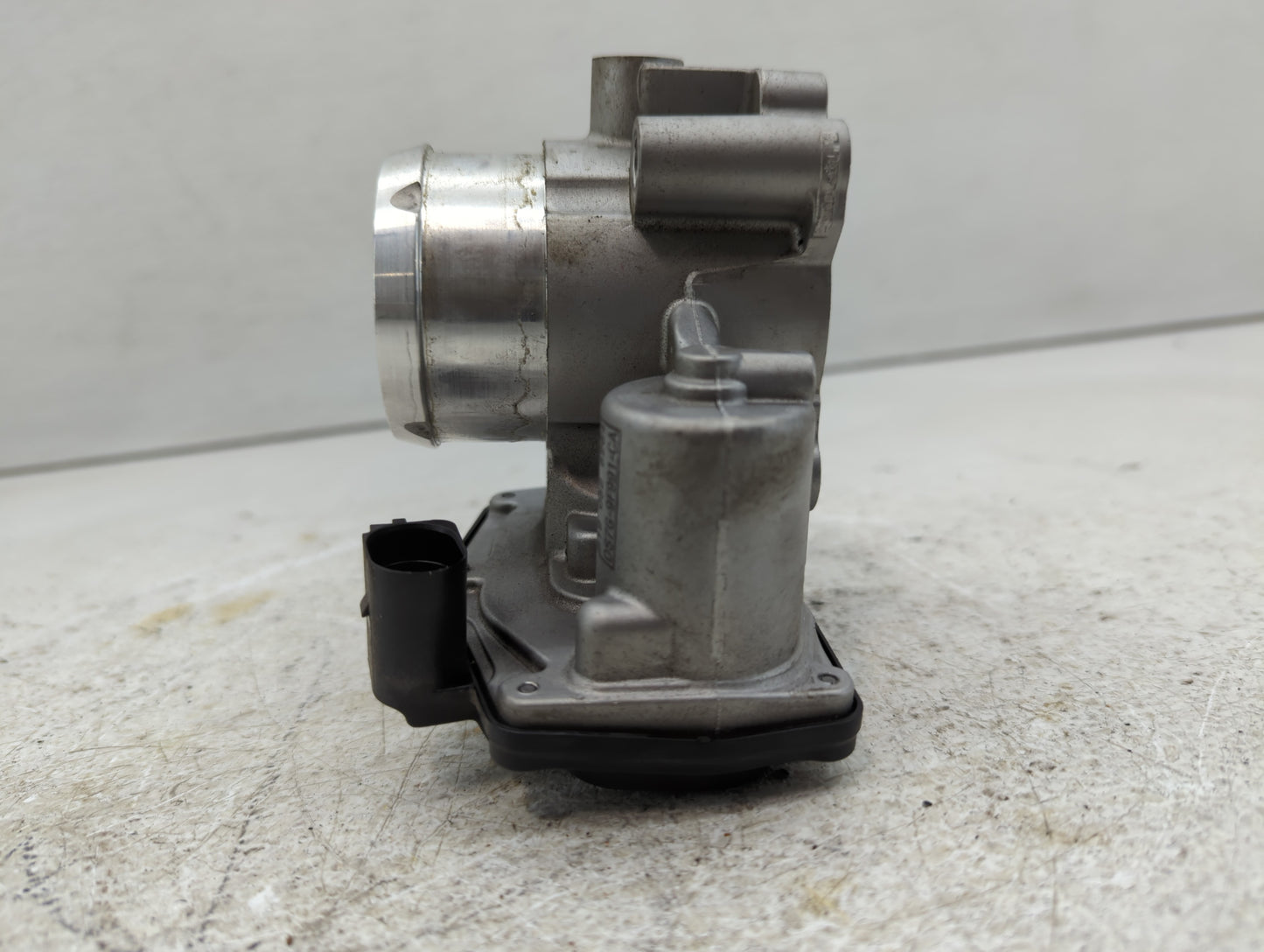 2014-2020 Ford Fusion Throttle Body P/N:DS7G-9F991-CA 2L1U-CA Fits Fits 2014 2015 2016 2017 2018 2019 2020 OEM Used Auto Par