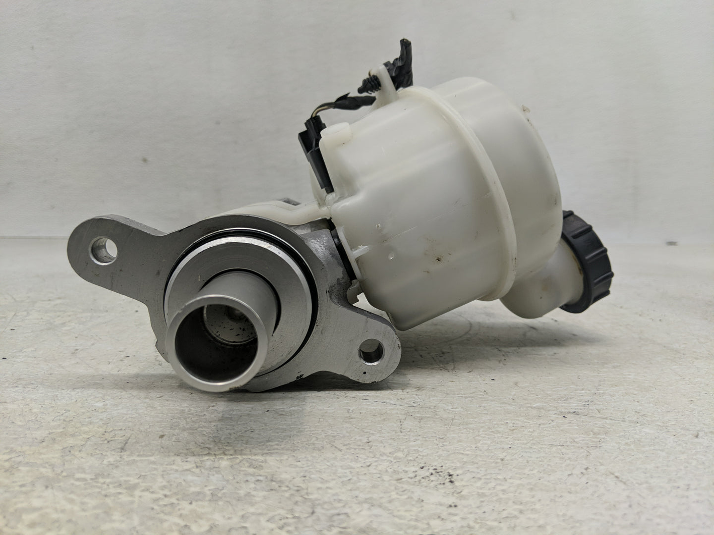 2015-2022 Ford Mustang Brake Master Cylinder - Oemusedautoparts1.com