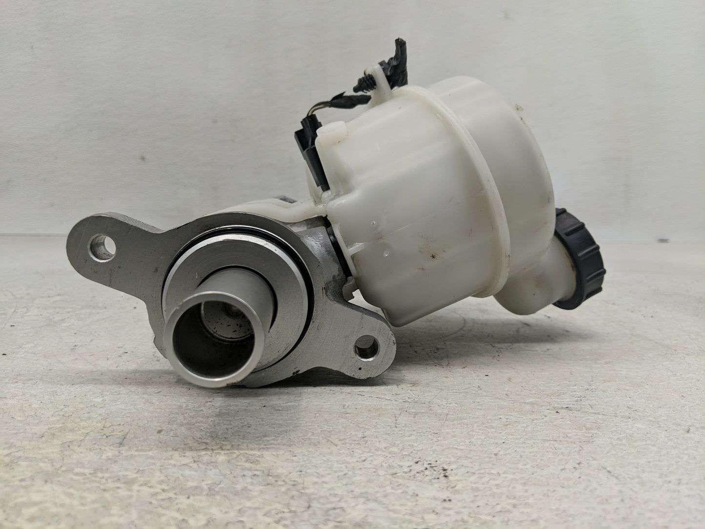 2015-2022 Ford Mustang Brake Master Cylinder - Oemusedautoparts1.com
