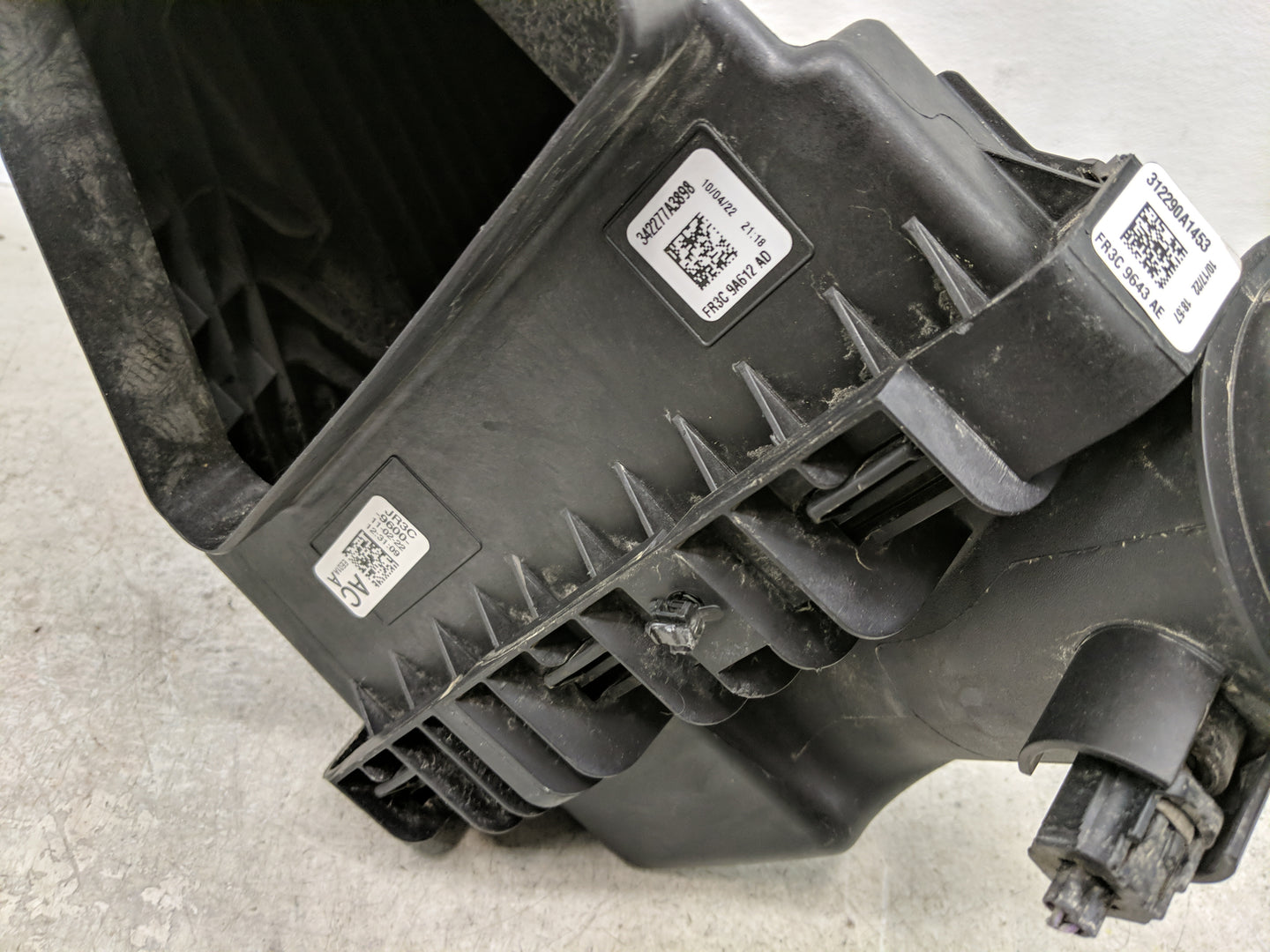 2018-2022 Ford Mustang Air Cleaner Intake-duct Hose Tube 1352055 - Oemusedautoparts1.com