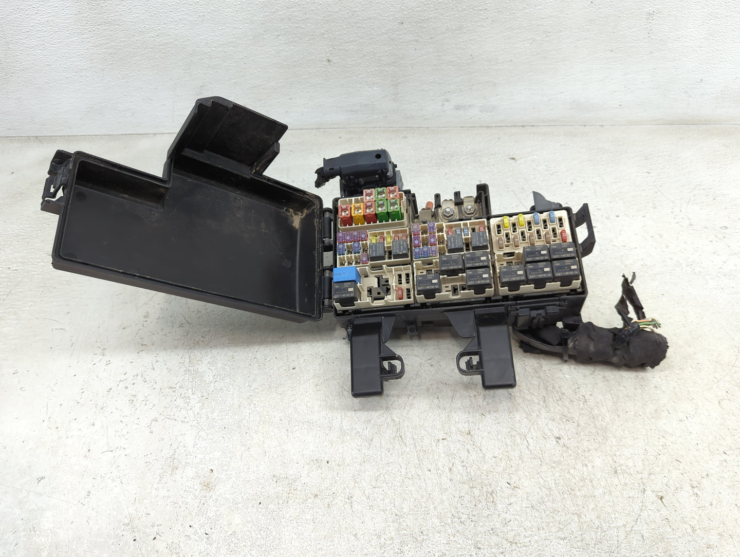 2018-2019 Ford Mustang Fusebox Fuse Box Panel Relay Module Fits Fits 2018 2019 OEM Used Auto Parts - Oemusedautoparts1.com