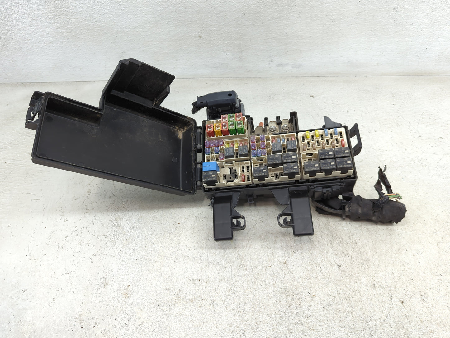 2018-2019 Ford Mustang Fusebox Fuse Box Panel Relay Module Fits Fits 2018 2019 OEM Used Auto Parts - Oemusedautoparts1.com