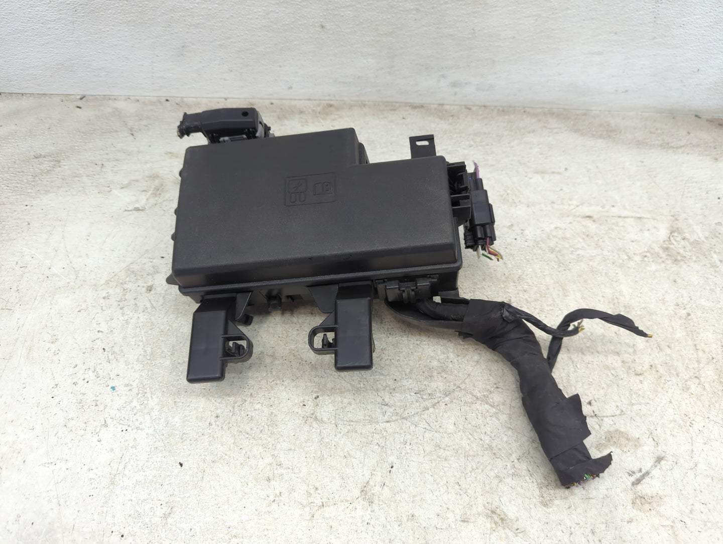 2018-2019 Ford Mustang Fusebox Fuse Box Panel Relay Module P/N:GUST-14B192-GA Fits Fits 2018 2019 OEM Used Auto Parts - Oemu