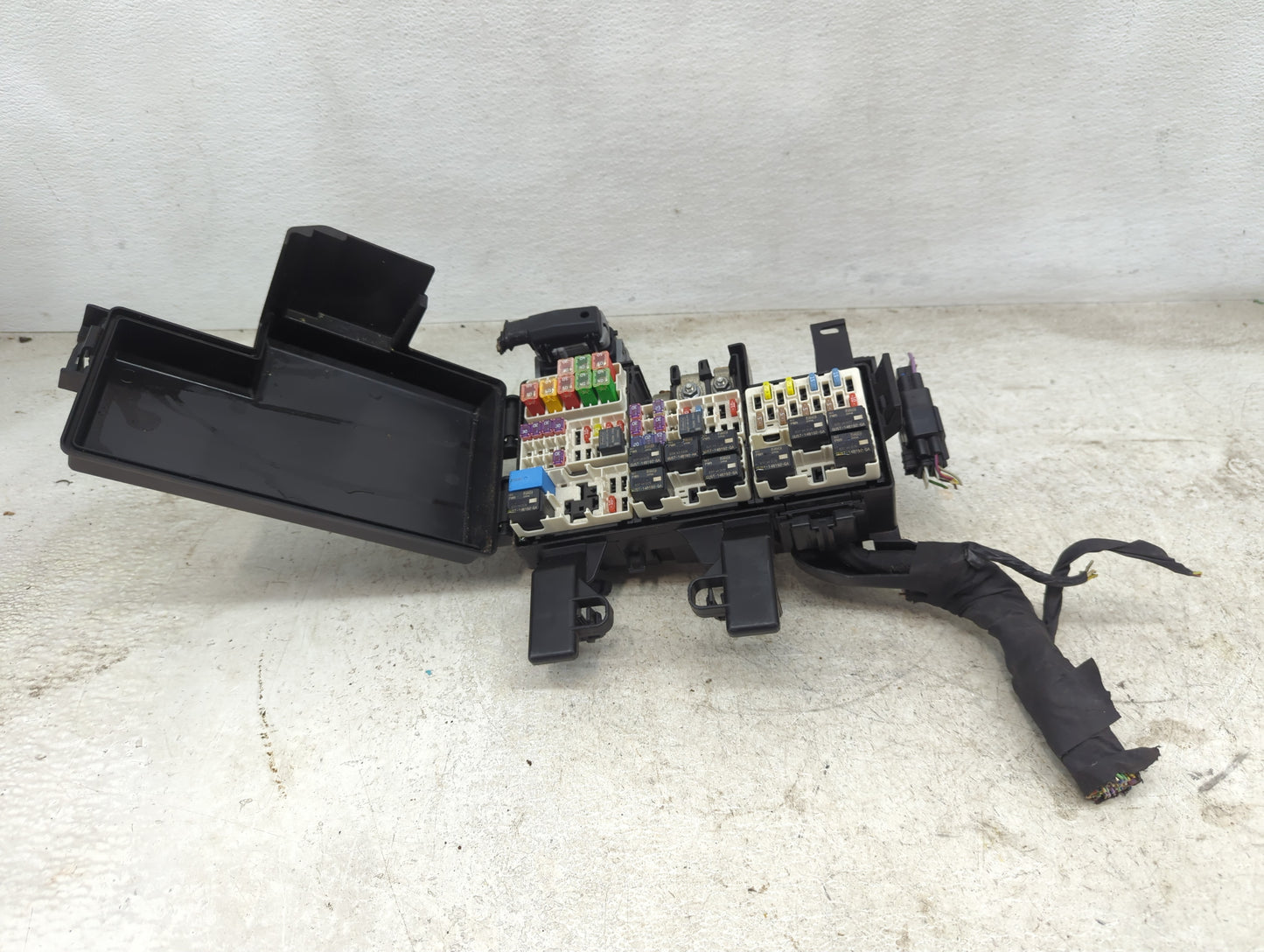 2018-2019 Ford Mustang Fusebox Fuse Box Panel Relay Module P/N:GUST-14B192-GA Fits Fits 2018 2019 OEM Used Auto Parts - Oemu