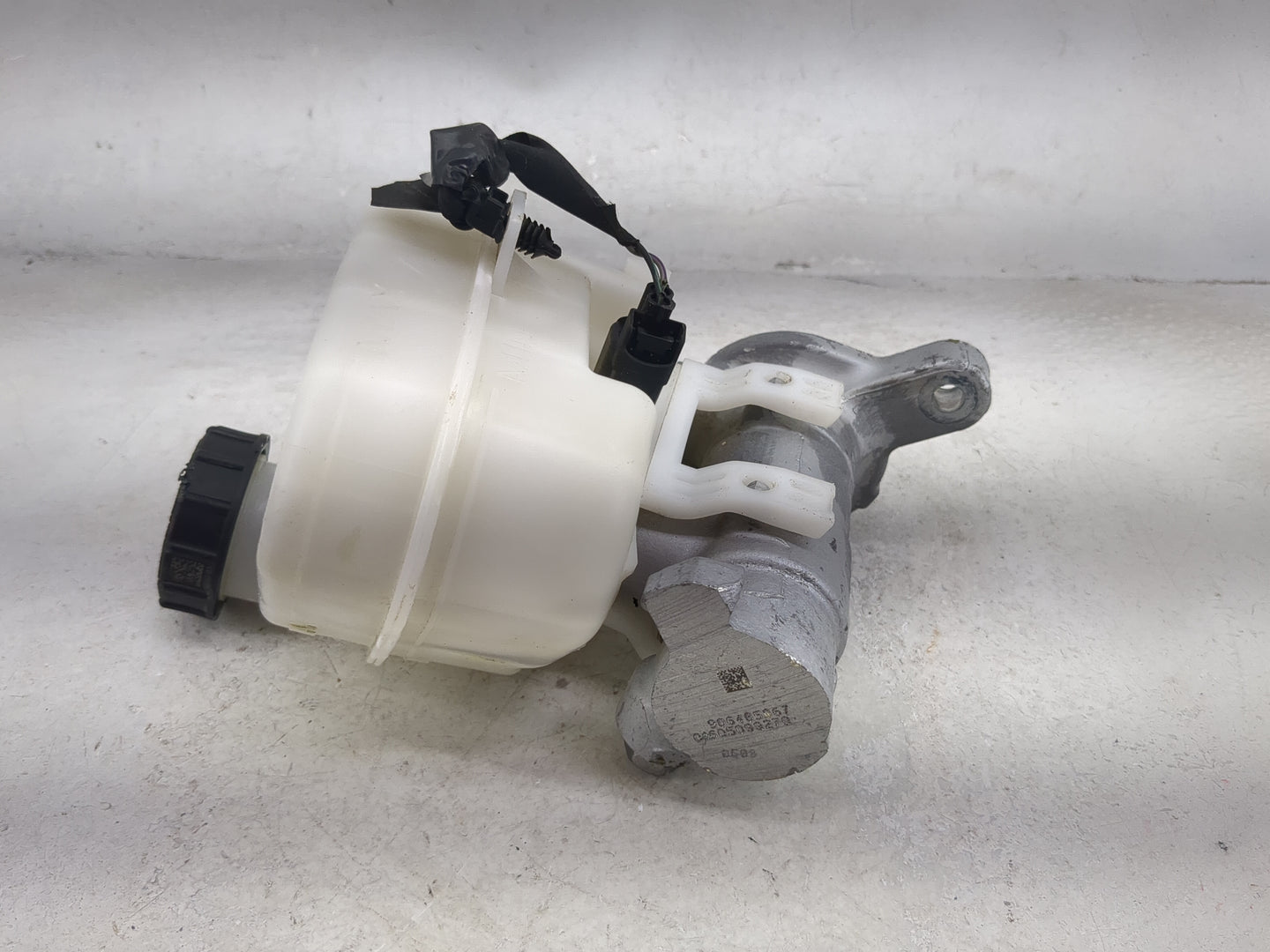 2015-2022 Ford Mustang Brake Master Cylinder 1490957 - Oemusedautoparts1.com