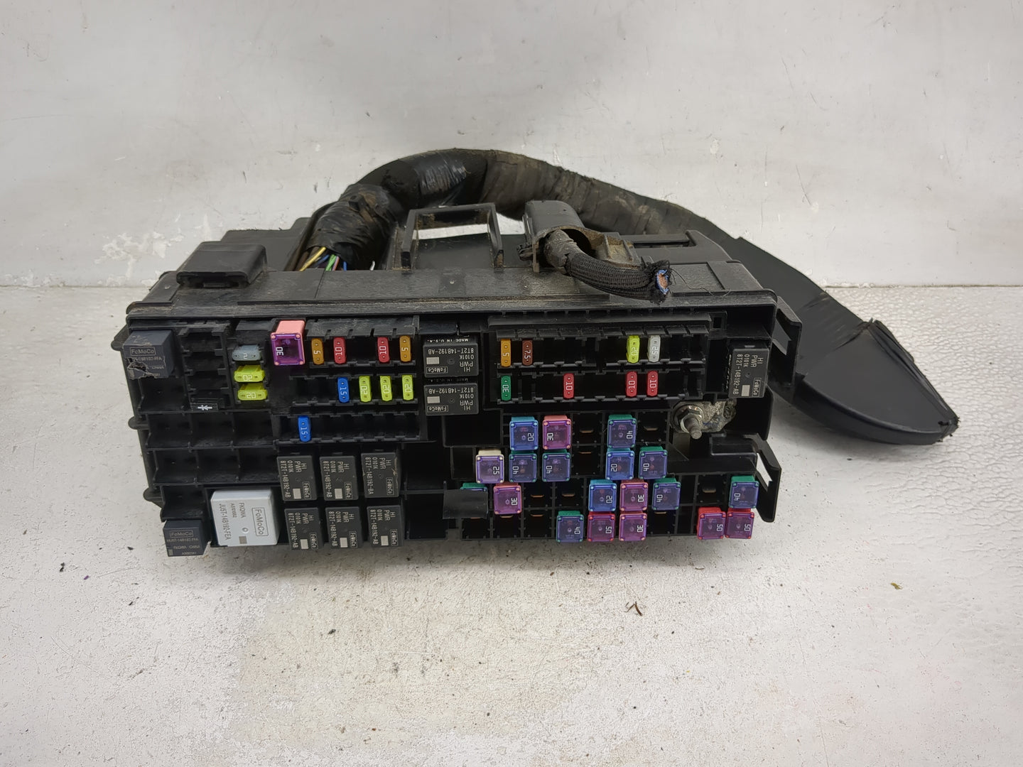 2013-2016 Ford Taurus Fusebox Fuse Box Panel Relay Module P/N:DG1T-14A003-BA 8T2T-14B192-AB Fits Fits 2013 2014 2015 2016 OE