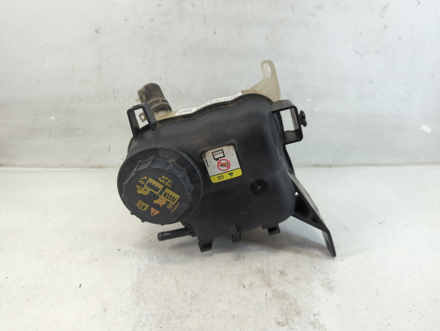 2012-2019 Ford Taurus Radiator Coolant Overflow Expansion Tank Bottle 923429 - Oemusedautoparts1.com