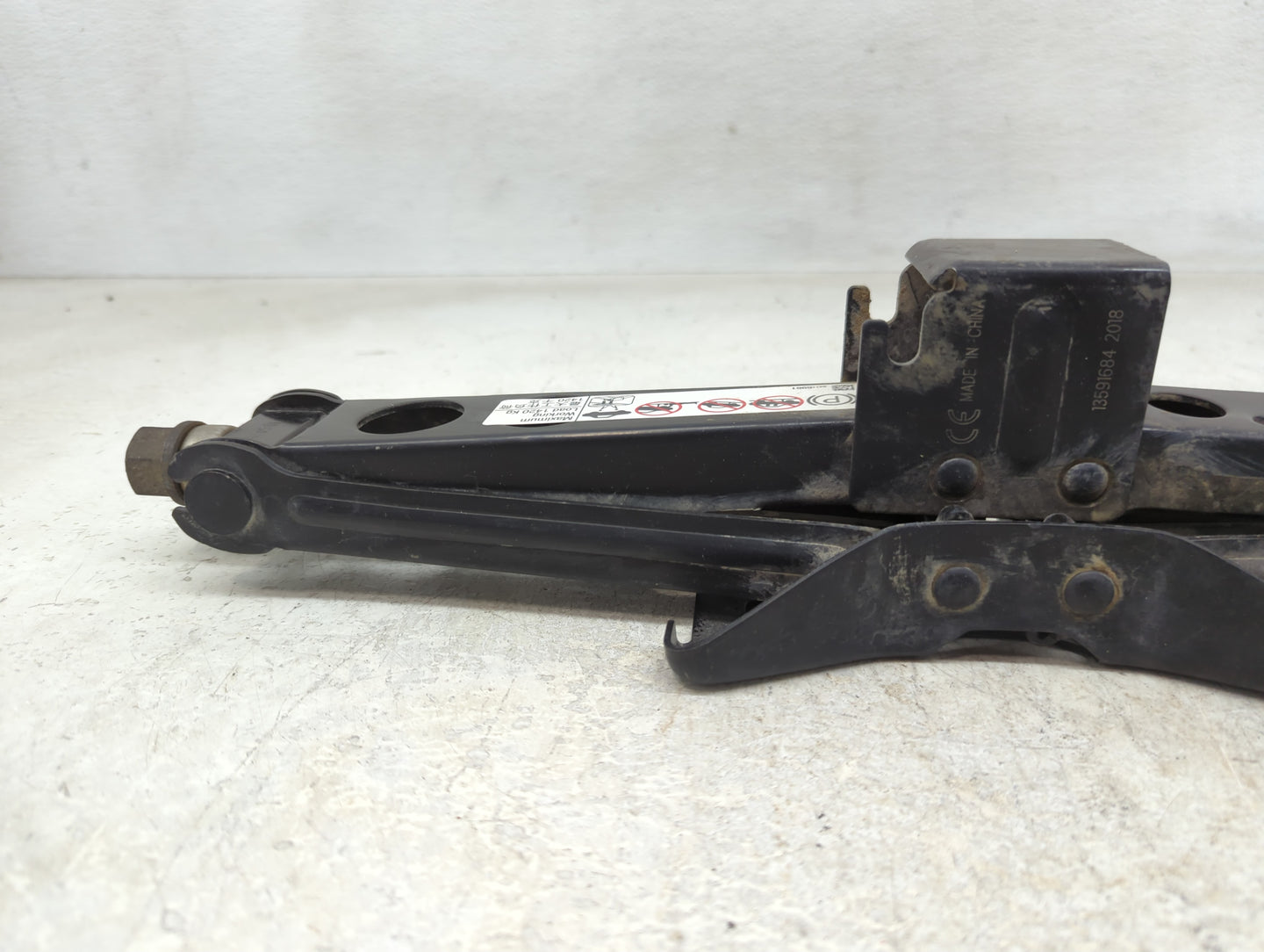 2019 Gmc Acadia Spare Scissor Car Jack 1390149 - Oemusedautoparts1.com