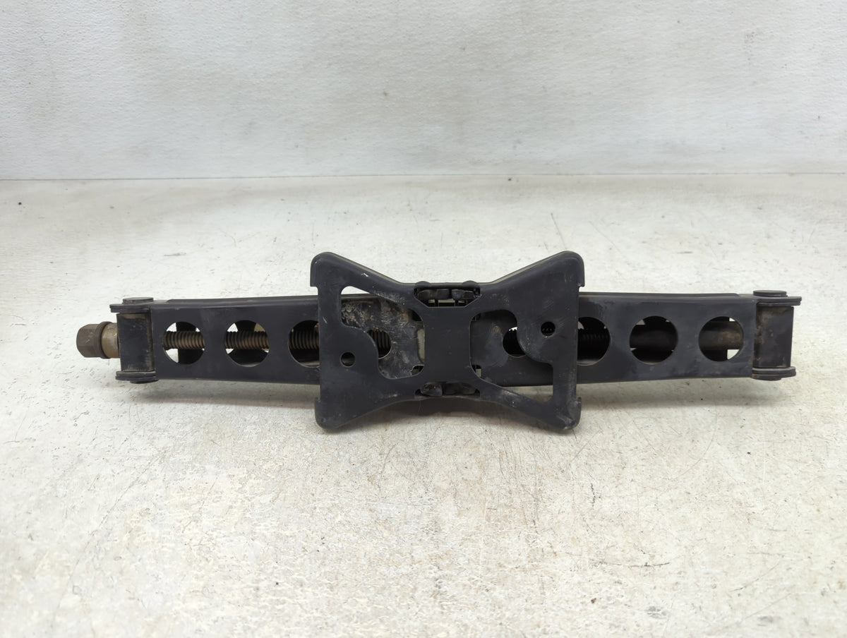 2019 Gmc Acadia Spare Scissor Car Jack 1390149 - Oemusedautoparts1.com