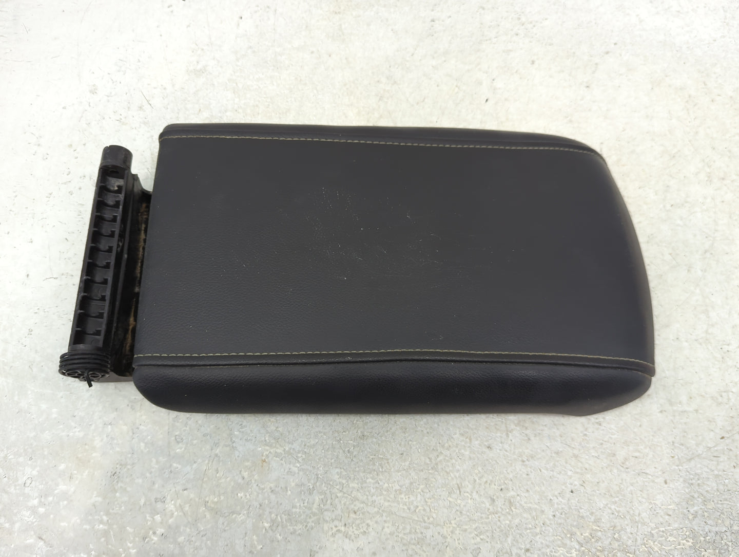 2019 Gmc Acadia Center Console Armrest Cover Lid P/N:TGA25153 Fits OEM Used Auto Parts - Oemusedautoparts1.com