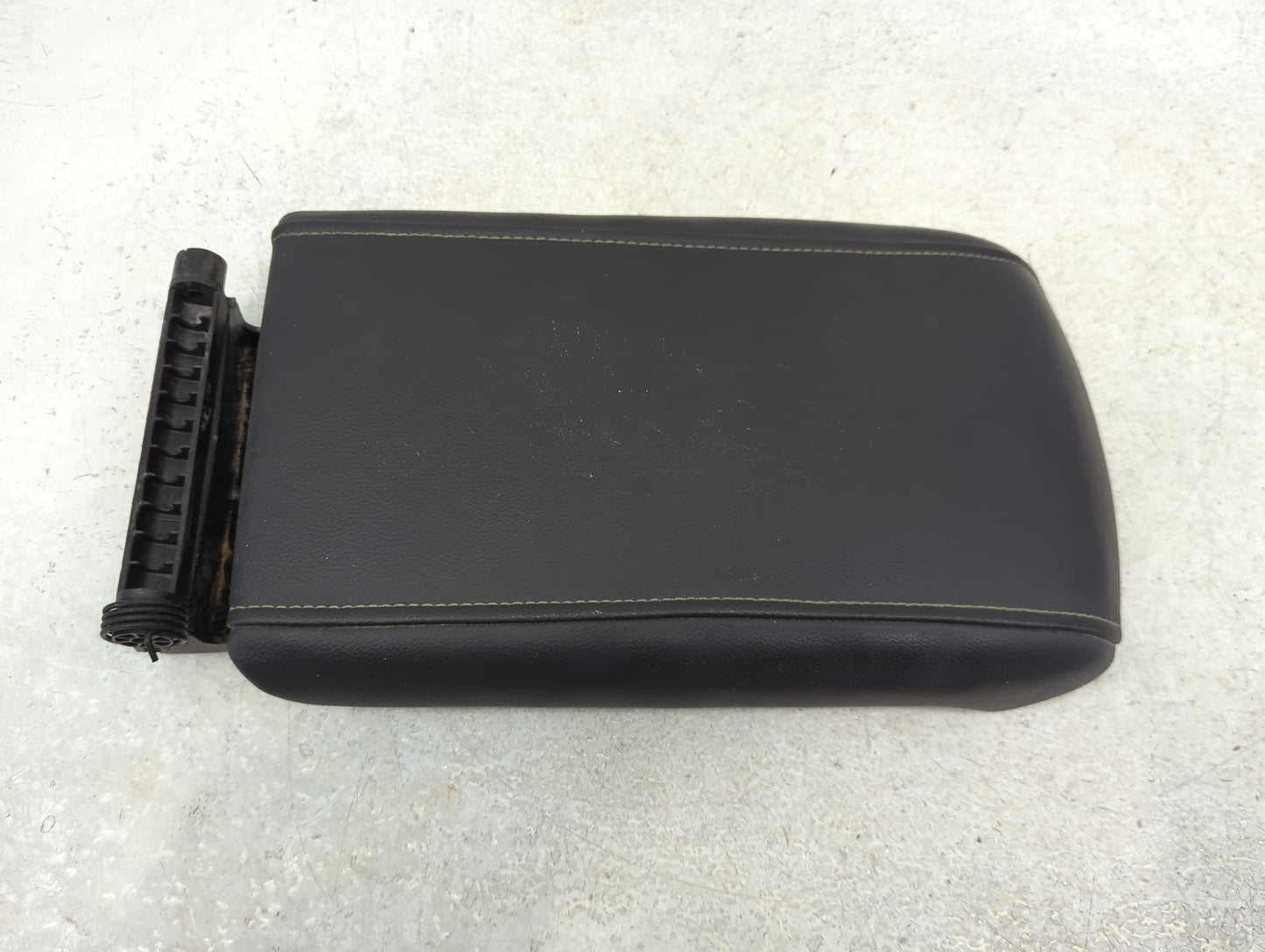 2019 Gmc Acadia Center Console Armrest Cover Lid P/N:TGA25153 Fits OEM Used Auto Parts - Oemusedautoparts1.com