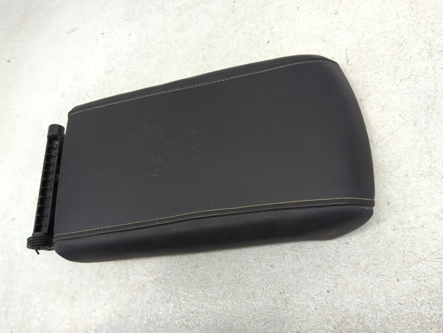 2019 Gmc Acadia Center Console Armrest Cover Lid P/N:TGA25153 Fits OEM Used Auto Parts - Oemusedautoparts1.com