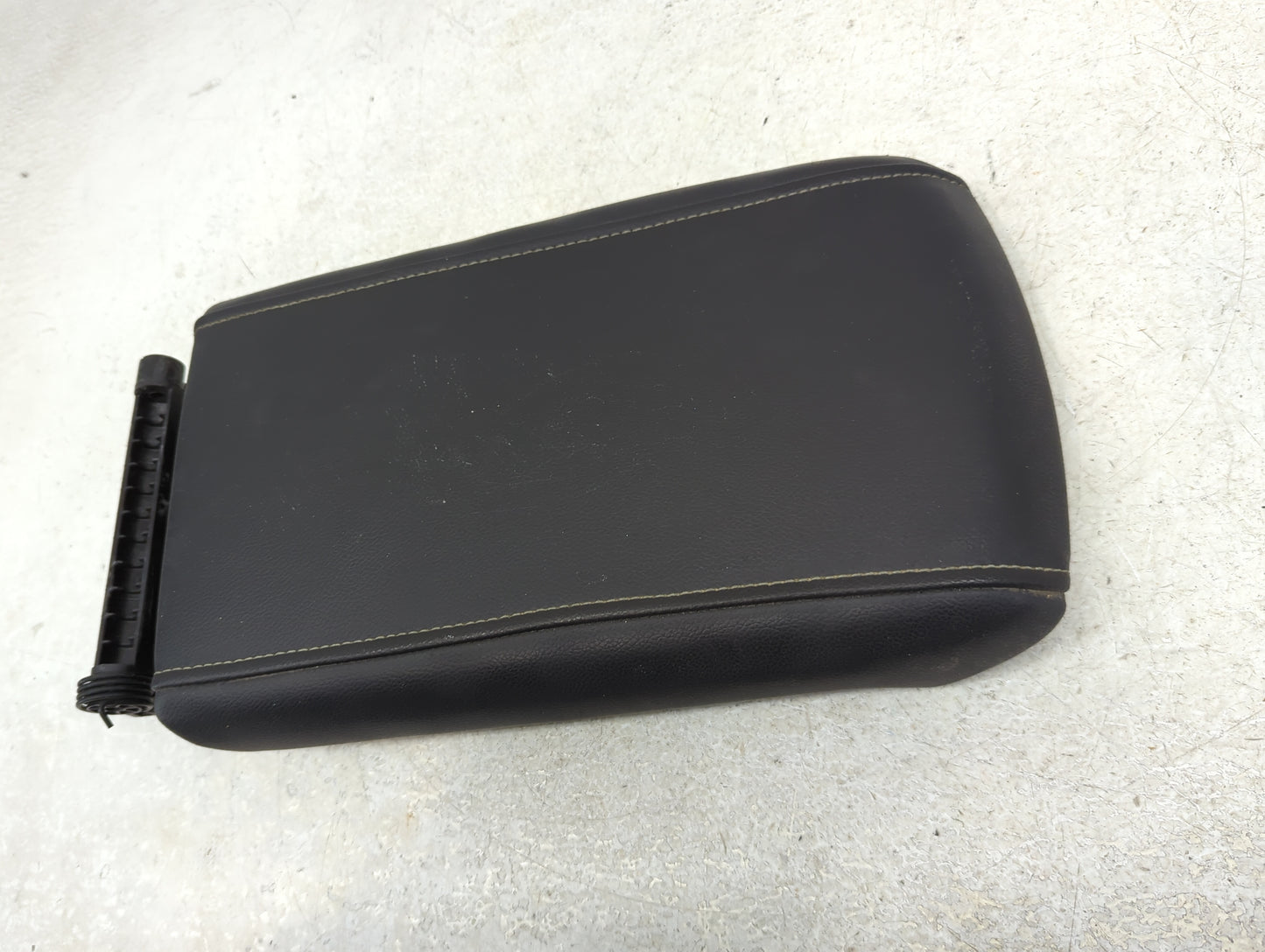 2019 Gmc Acadia Center Console Armrest Cover Lid P/N:TGA25153 Fits OEM Used Auto Parts - Oemusedautoparts1.com