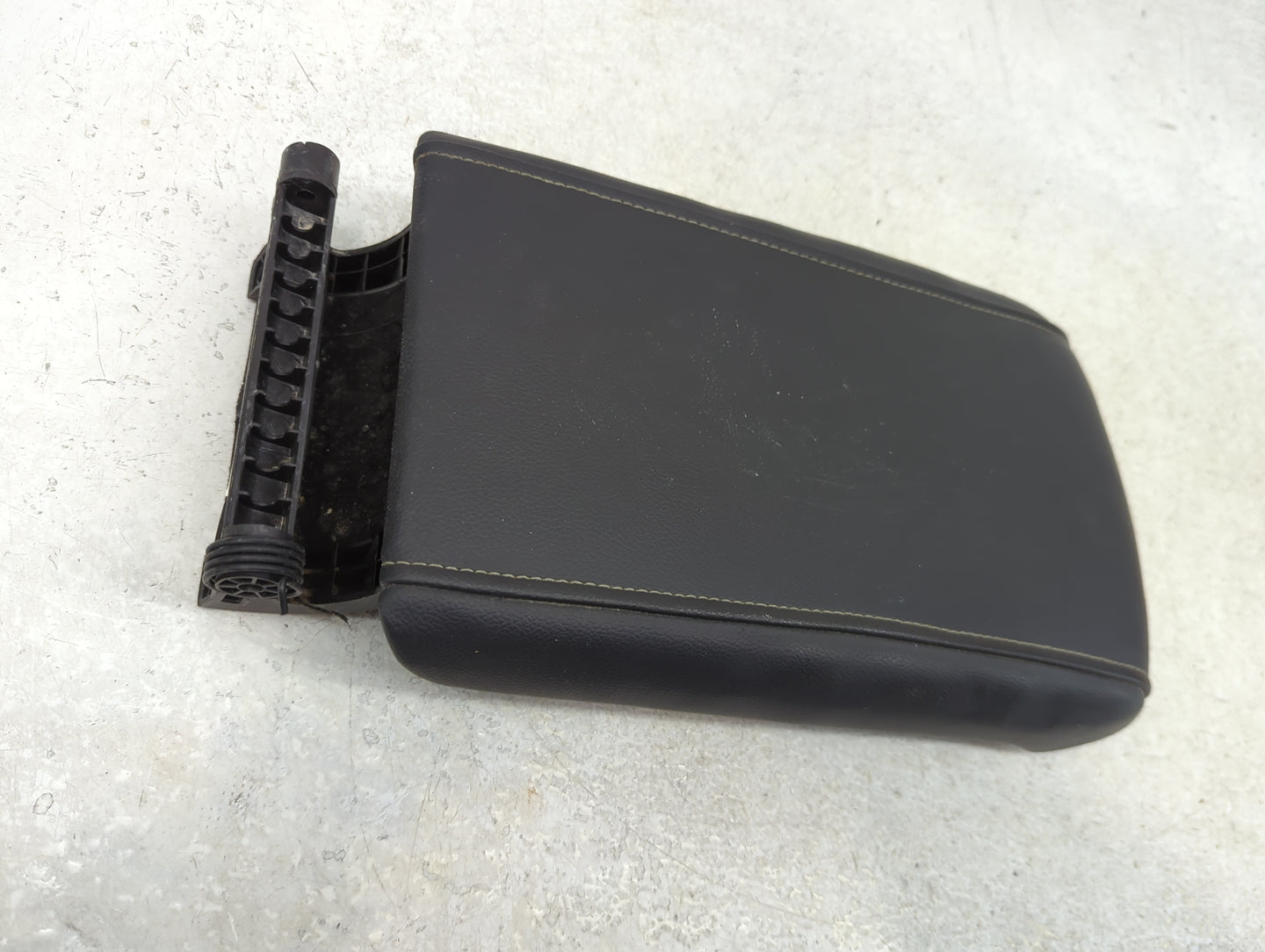 2019 Gmc Acadia Center Console Armrest Cover Lid P/N:TGA25153 Fits OEM Used Auto Parts - Oemusedautoparts1.com