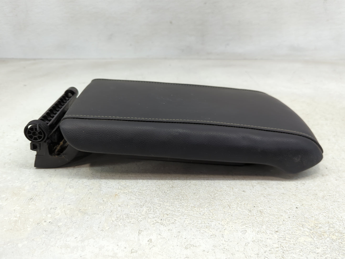 2019 Gmc Acadia Center Console Armrest Cover Lid P/N:TGA25153 Fits OEM Used Auto Parts - Oemusedautoparts1.com