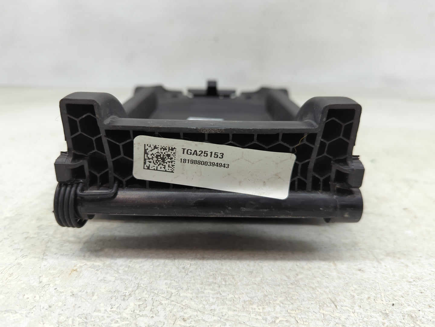 2019 Gmc Acadia Center Console Armrest Cover Lid P/N:TGA25153 Fits OEM Used Auto Parts - Oemusedautoparts1.com