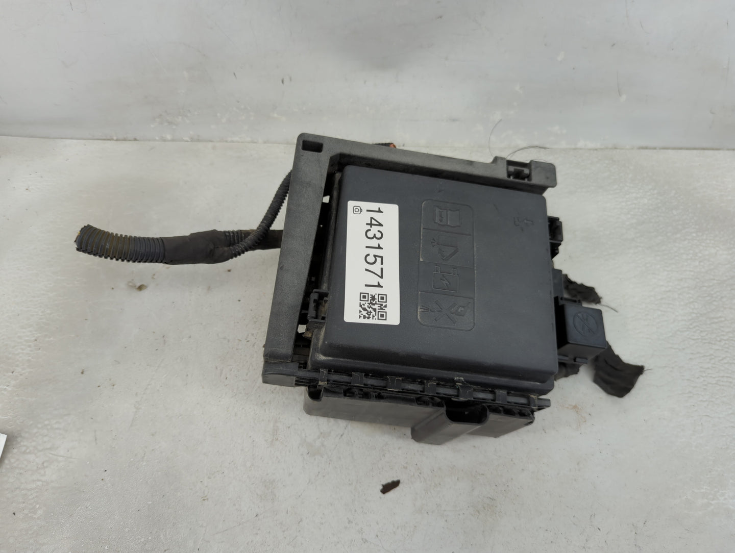 2018-2019 Gmc Acadia Fusebox Fuse Box Panel Relay Module P/N:7171-4521-30 Fits Fits 2018 2019 OEM Used Auto Parts - Oemuseda